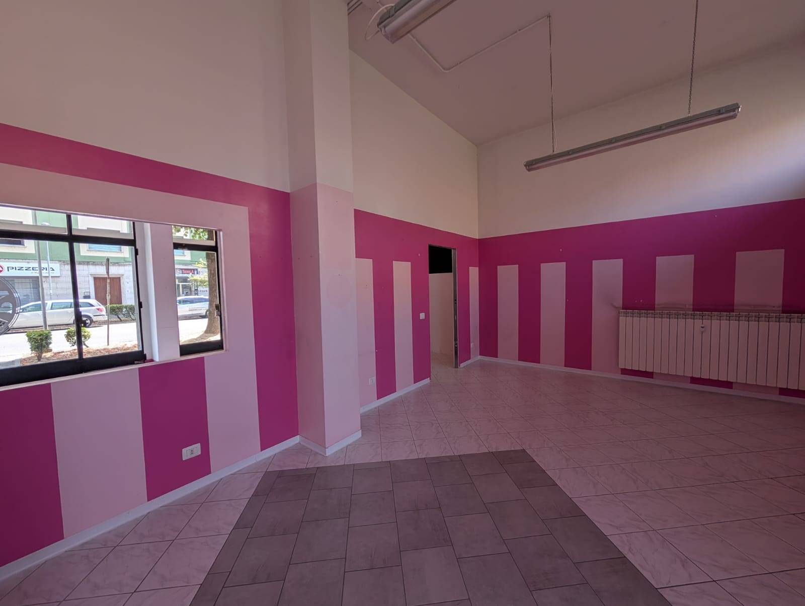 Locale commerciale in affitto a Voghera