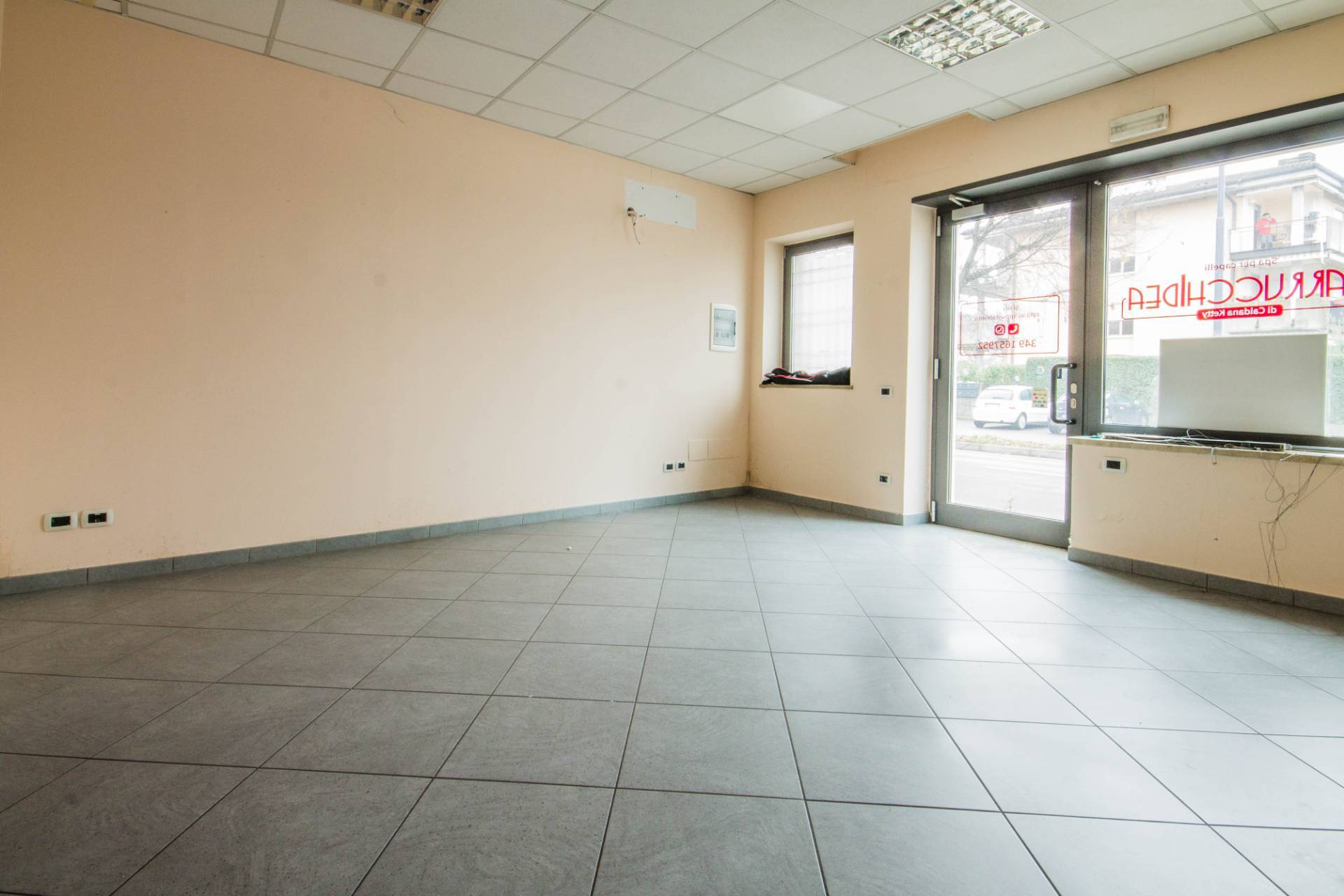 Negozio in vendita a Castel d'Azzano, Azzano