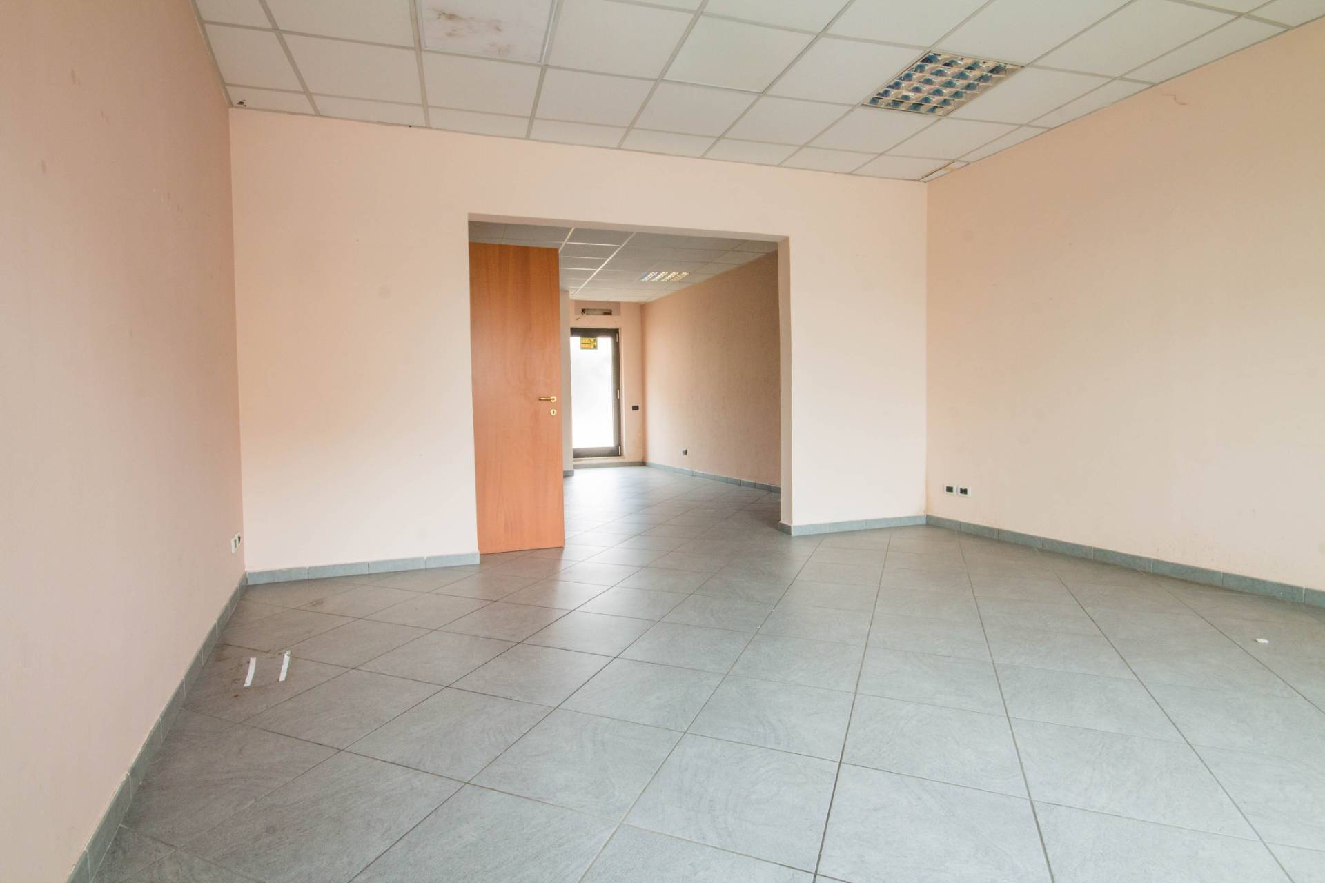 Negozio in vendita a Castel d'Azzano, Azzano