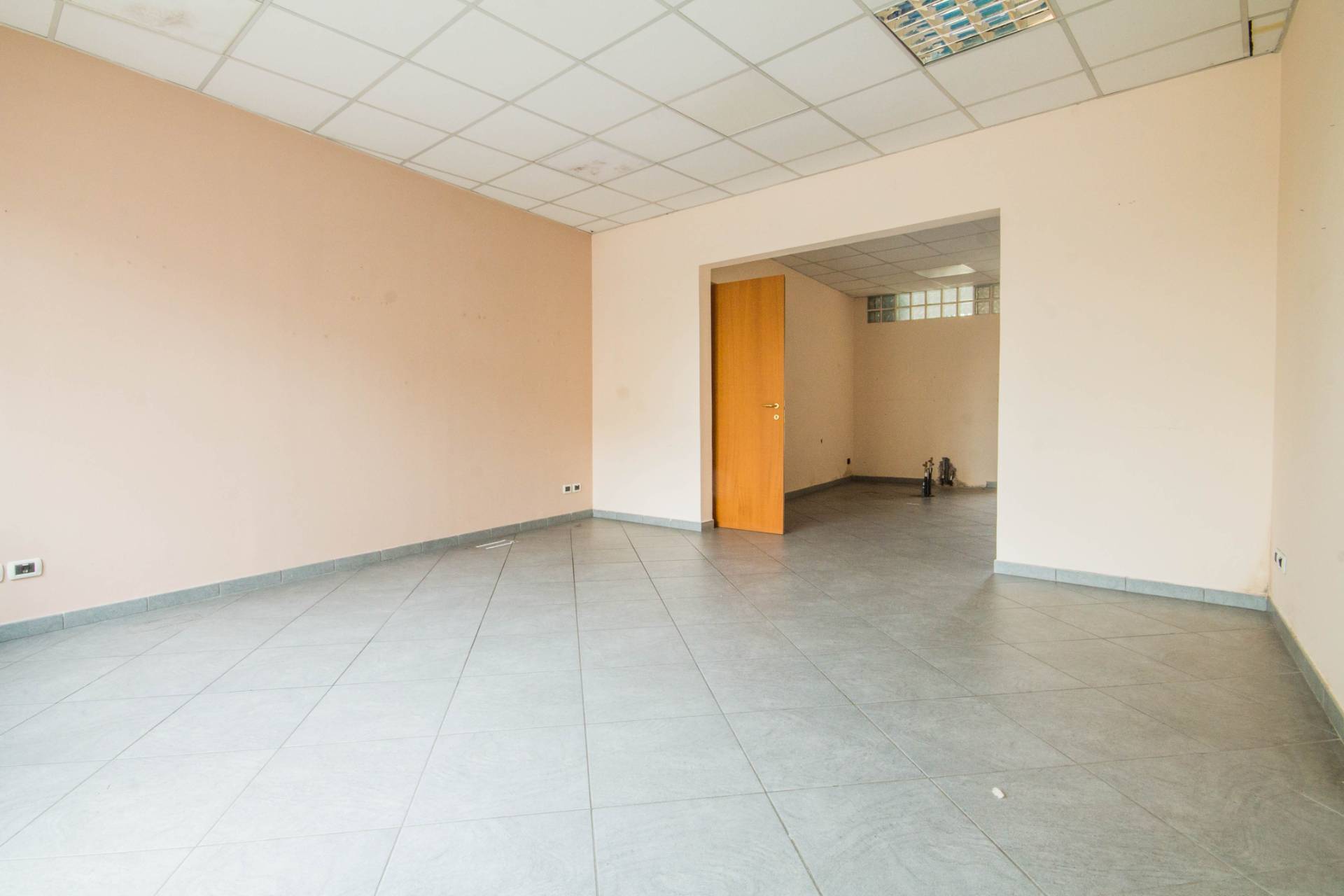 Negozio in vendita a Castel d'Azzano, Azzano