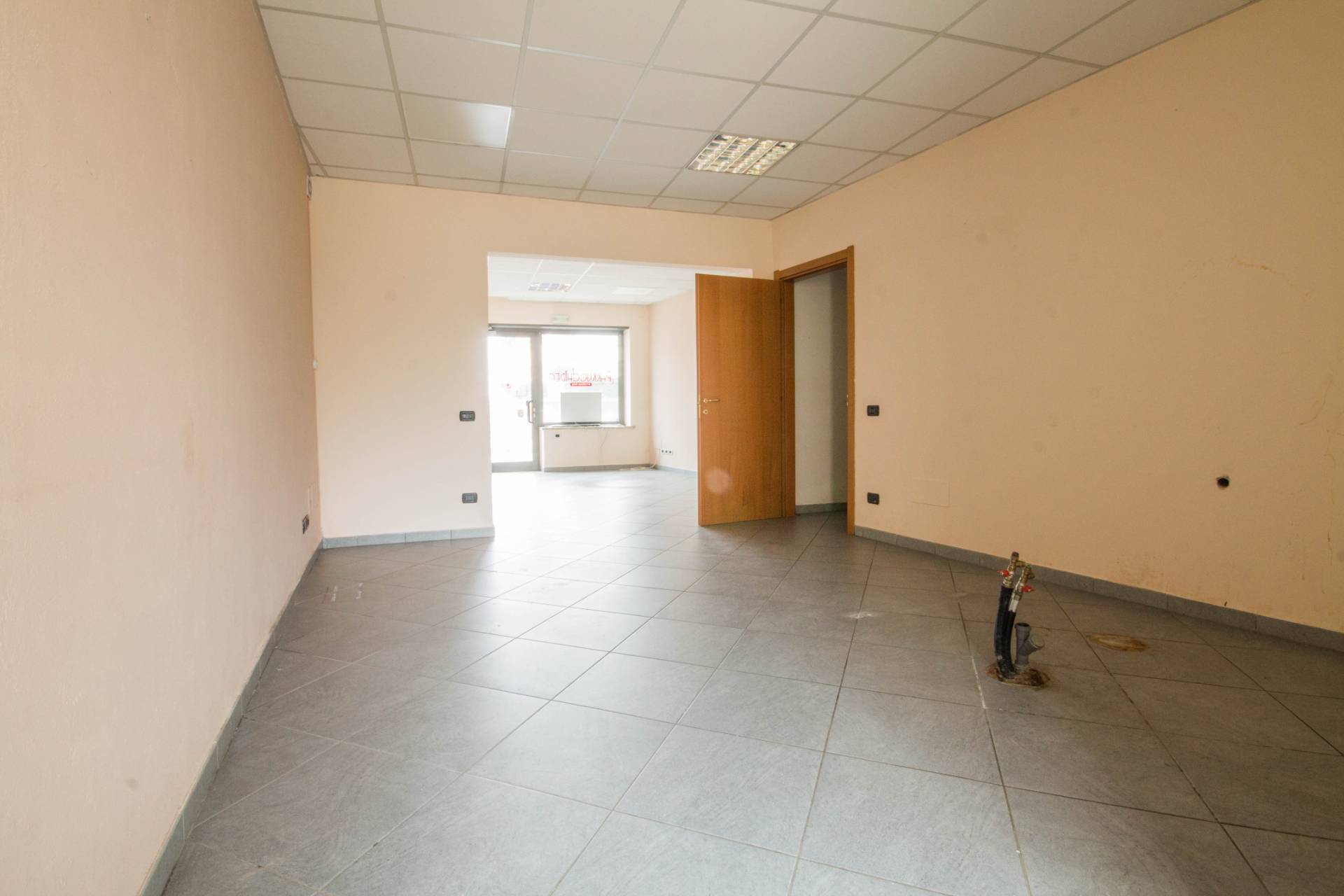 Negozio in vendita a Castel d'Azzano, Azzano