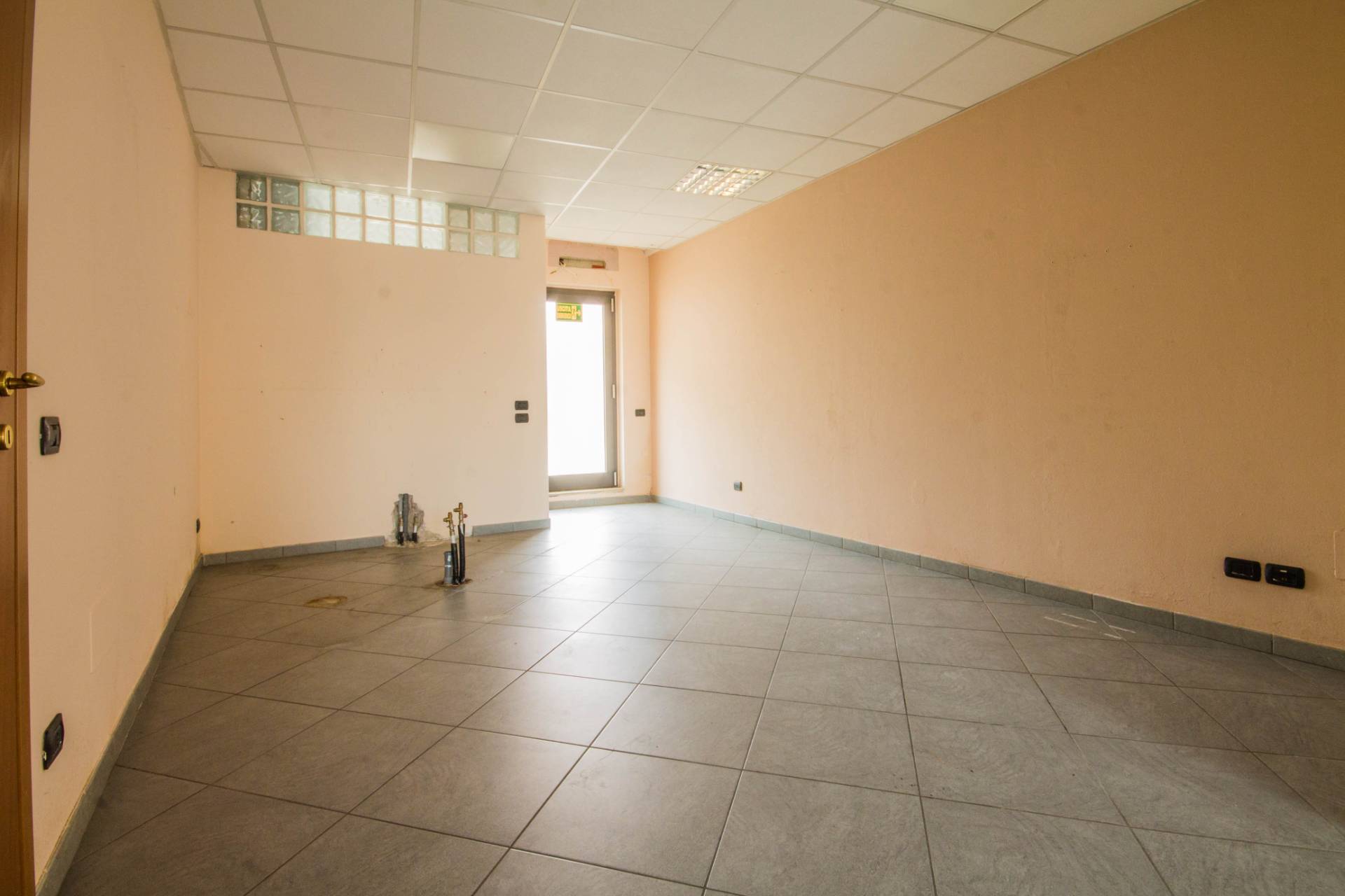 Negozio in vendita a Castel d'Azzano, Azzano