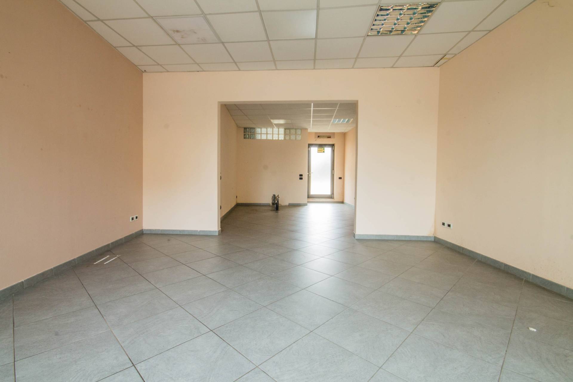 Negozio in vendita a Castel d'Azzano, Azzano