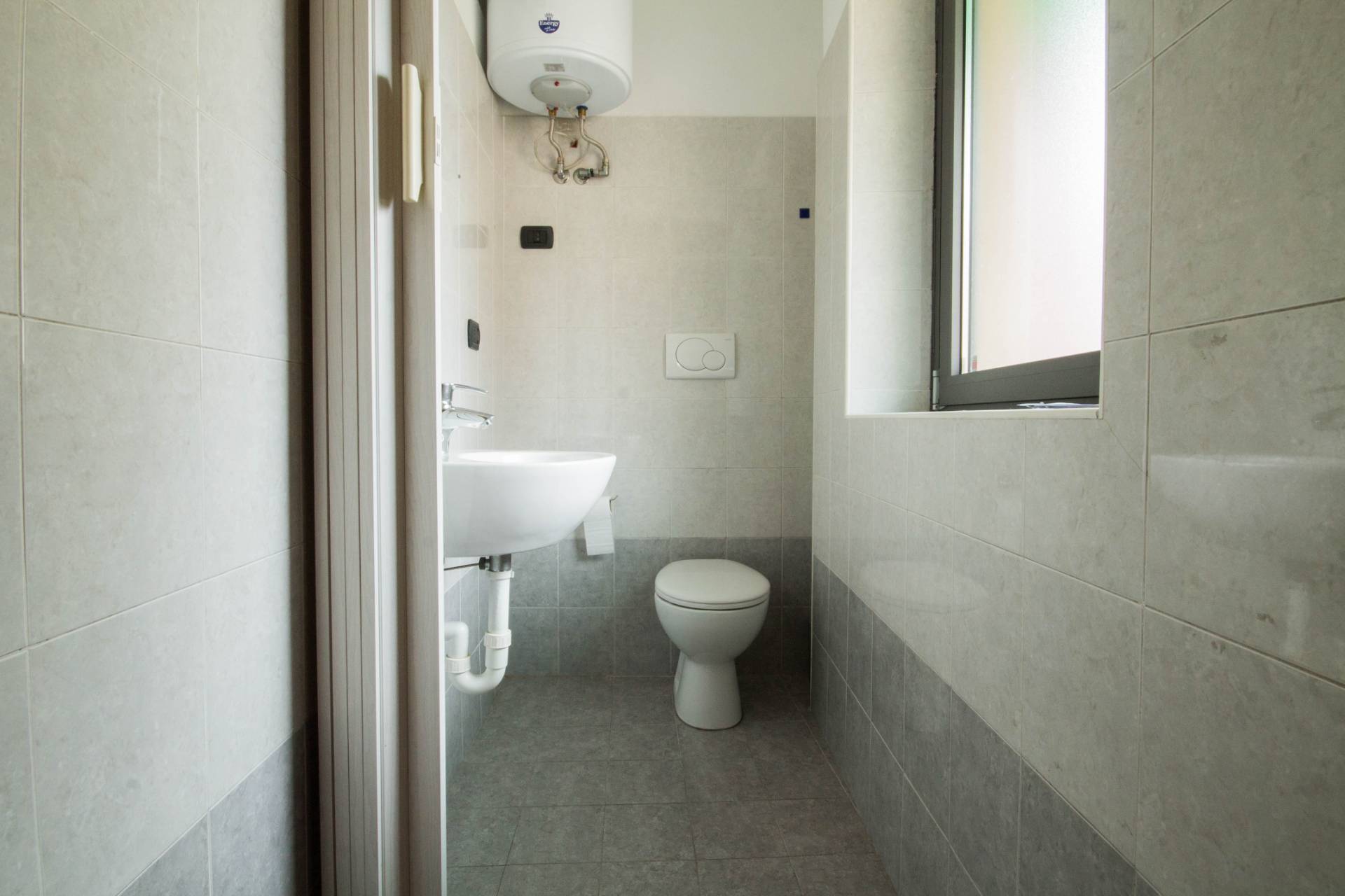 Negozio in vendita a Castel d'Azzano, Azzano