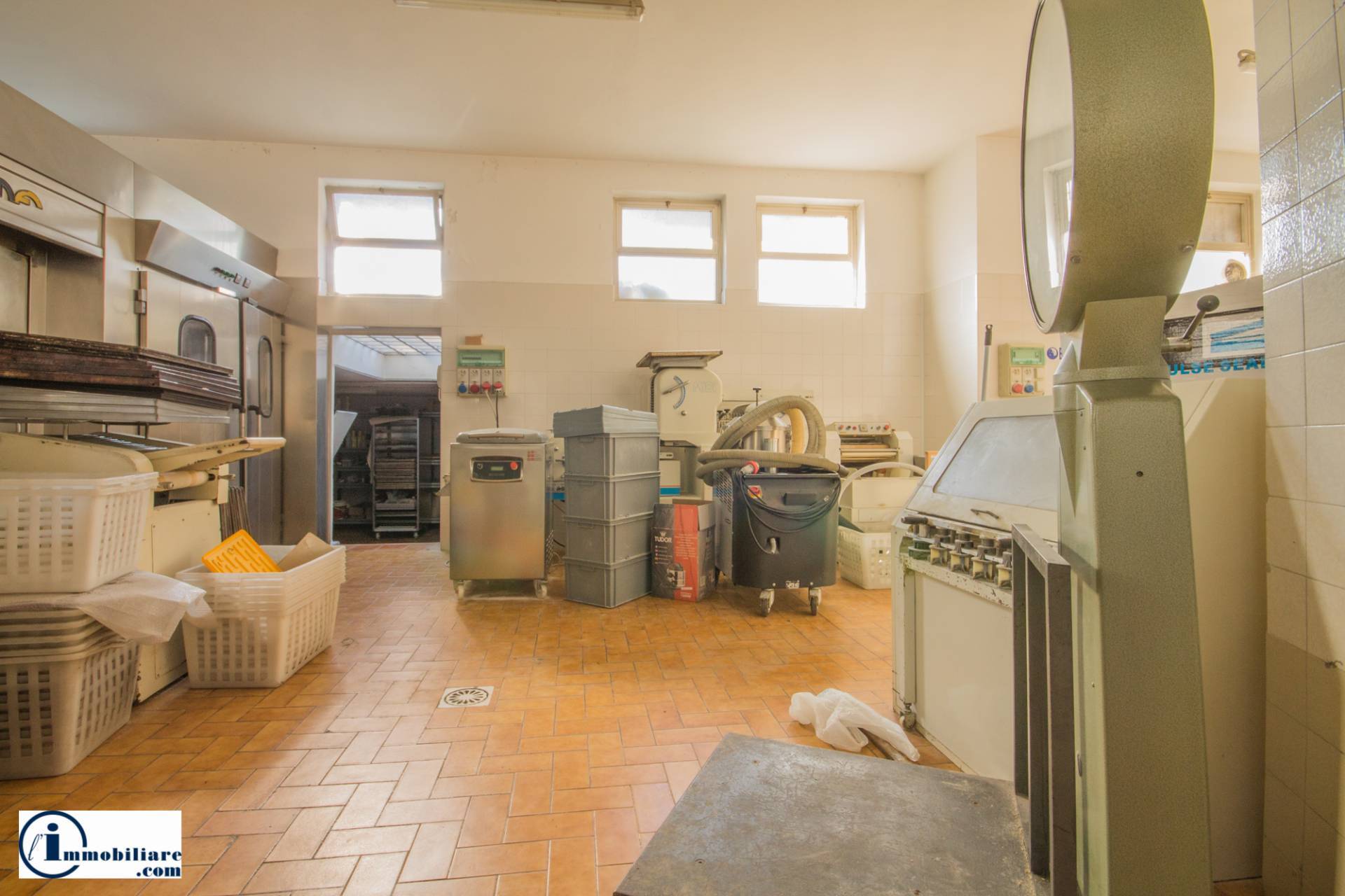 Negozio in vendita a Castel d'Azzano, Rizza