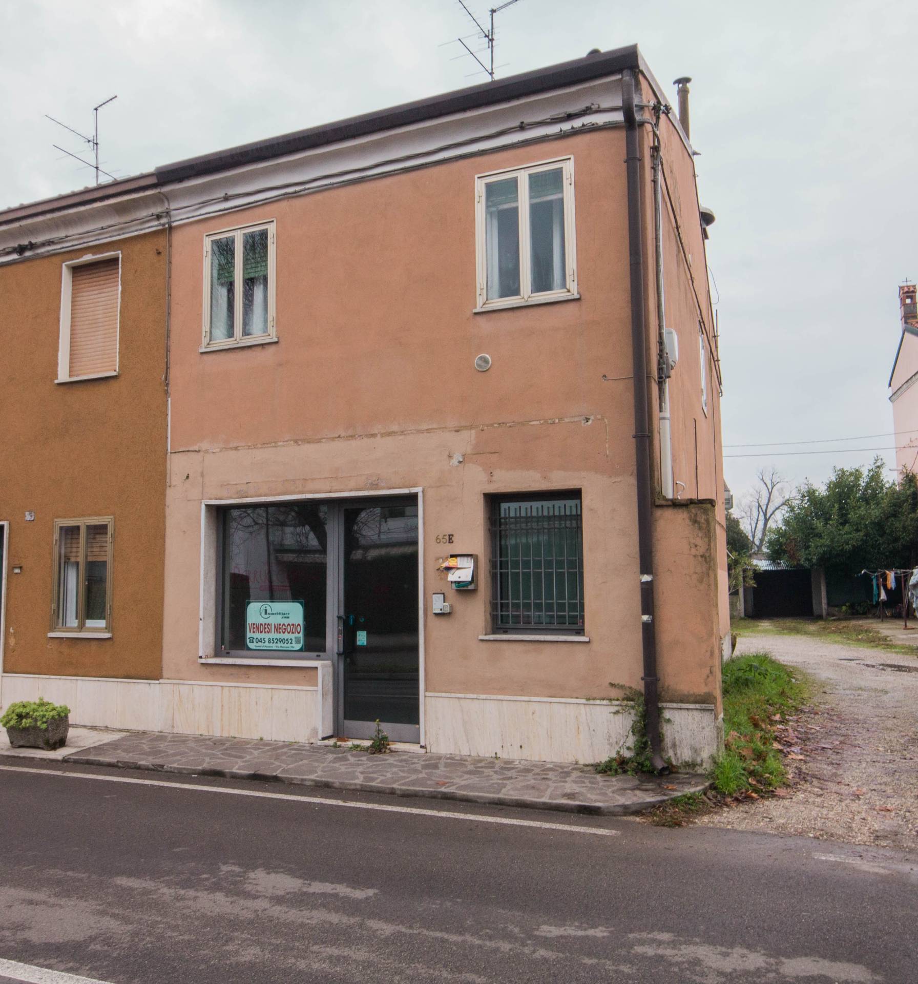 Negozio in affitto a Castel d'Azzano, Azzano