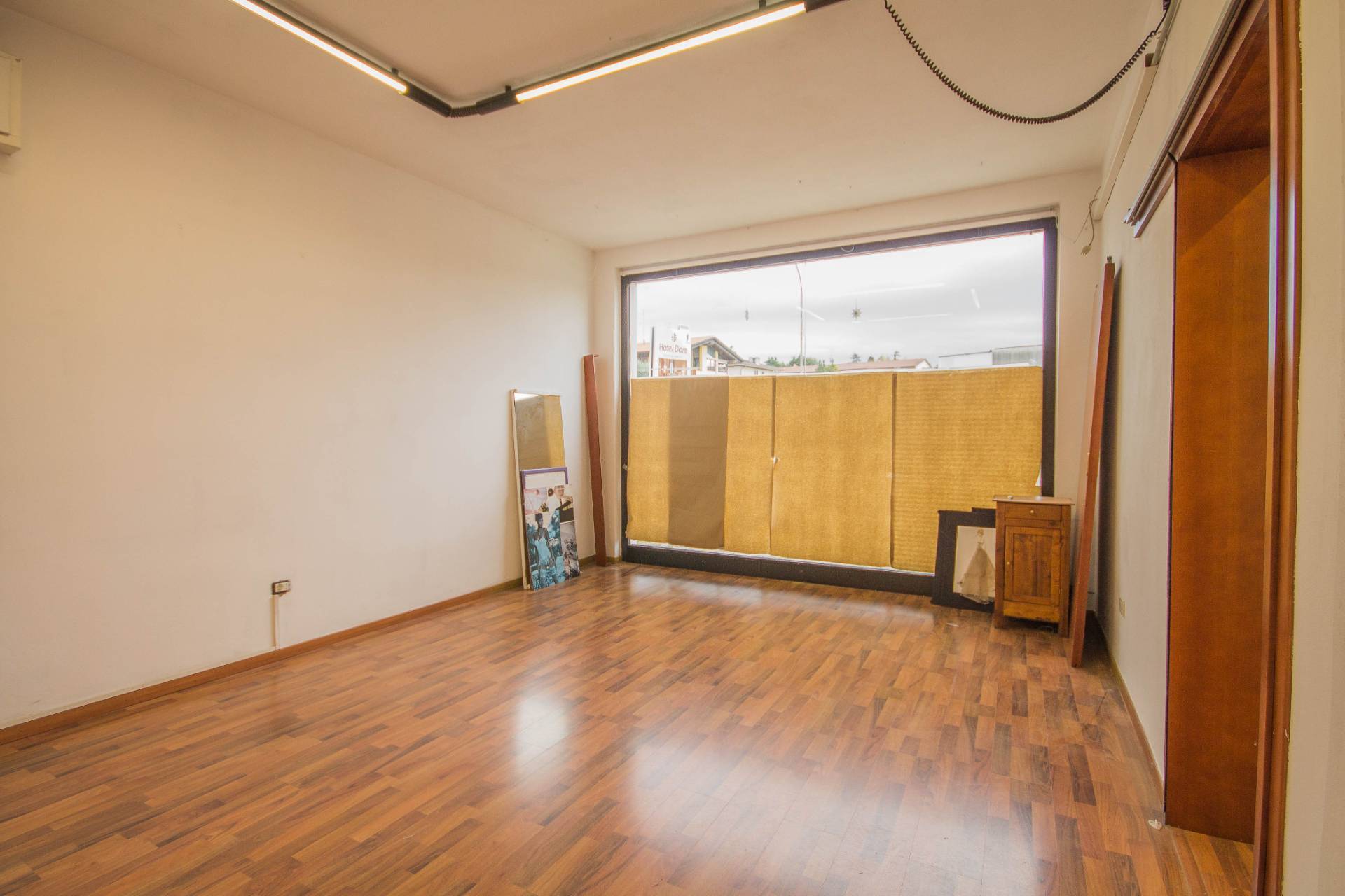 Negozio in vendita a Castelnuovo del Garda, Cavalcaselle