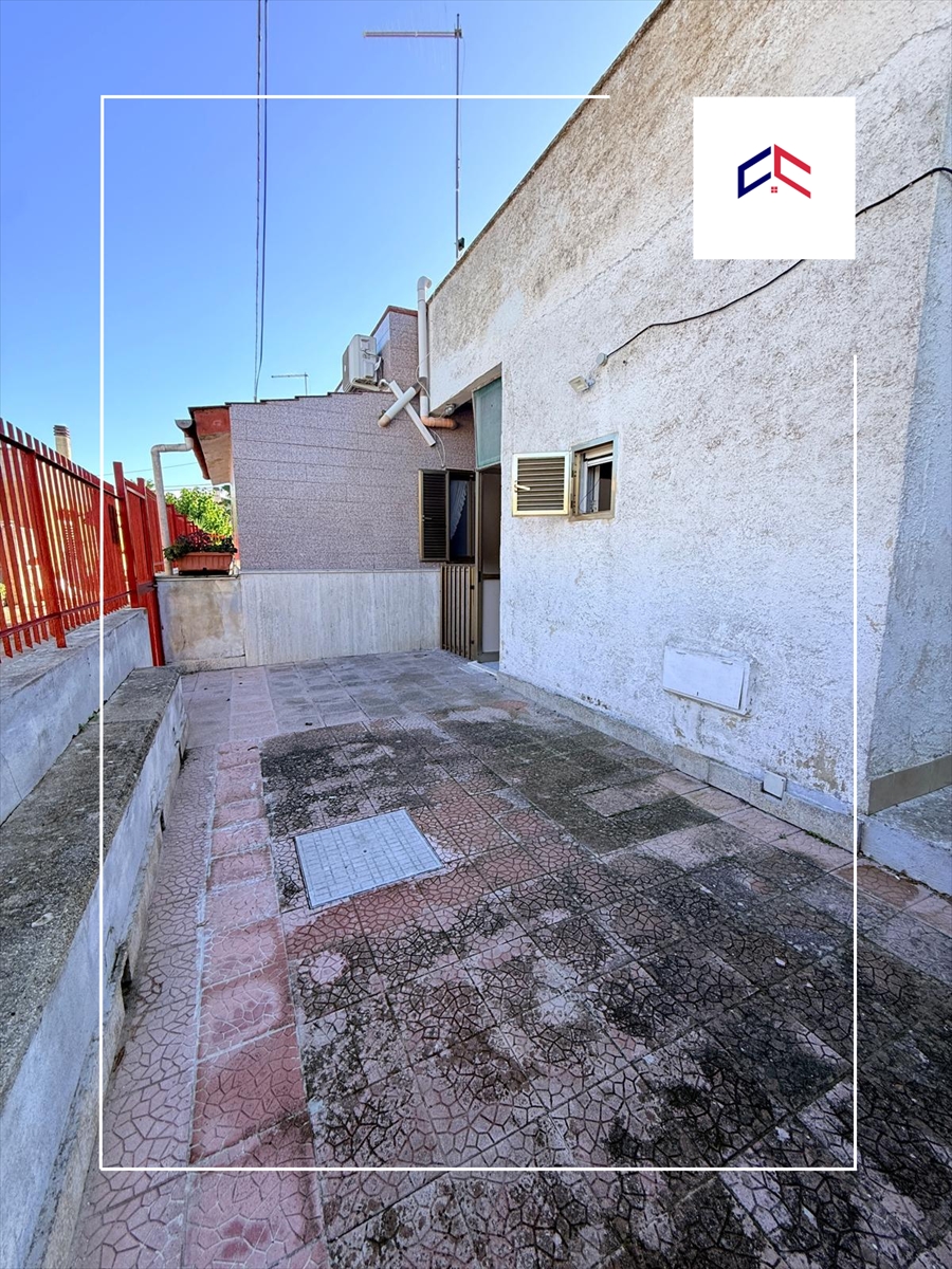 Casa indipendente con giardino in via meda 22, Taranto