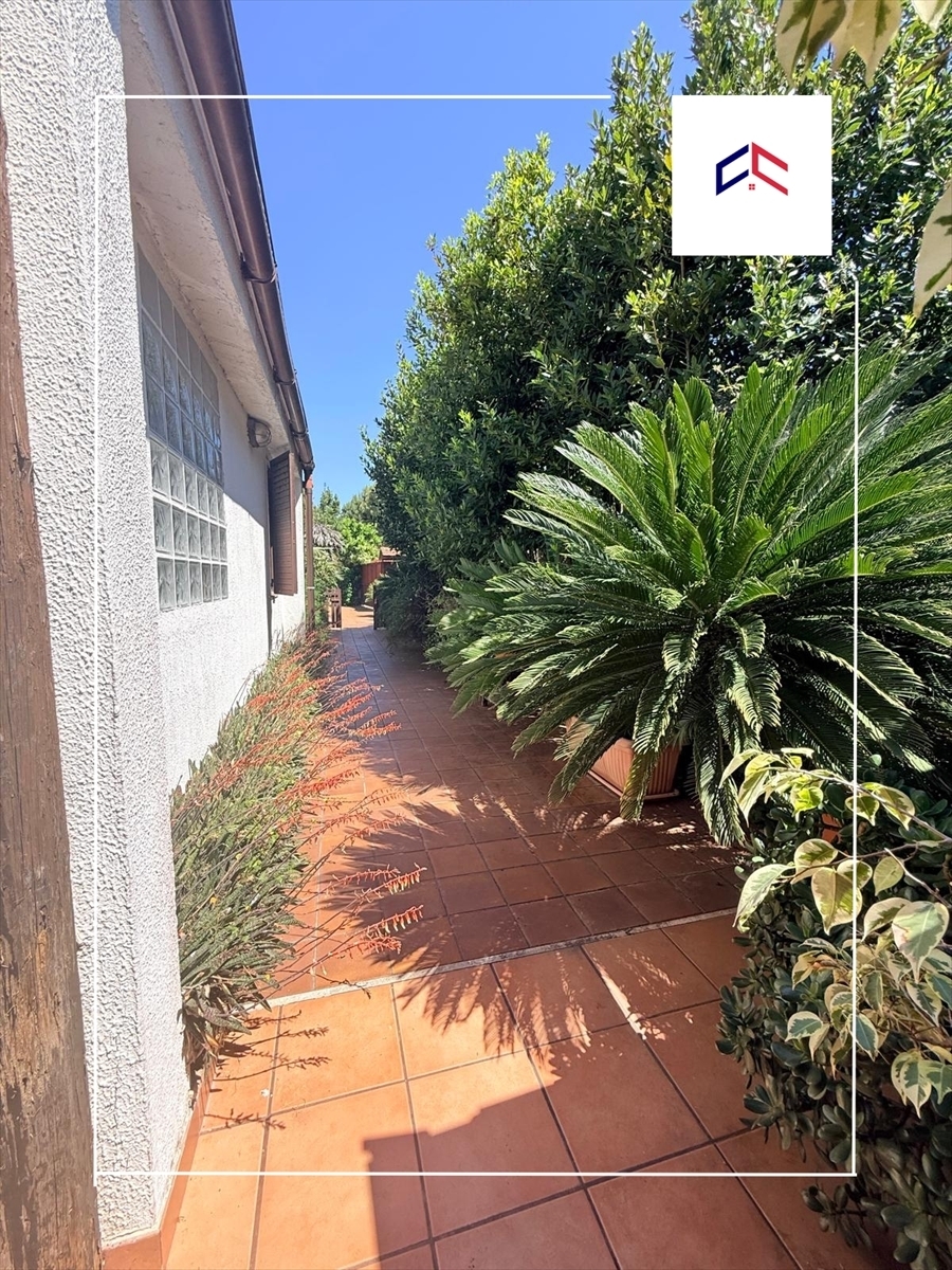 Villa con giardino in via delfini 13, Taranto