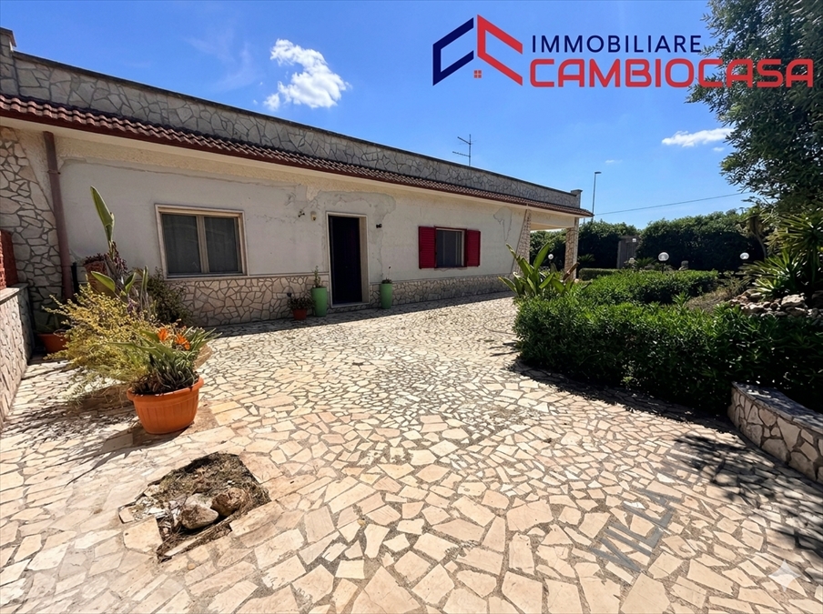 Villa con giardino in via canarini 2, Leporano