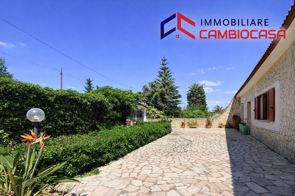 Villa con giardino in via canarini 2, Leporano