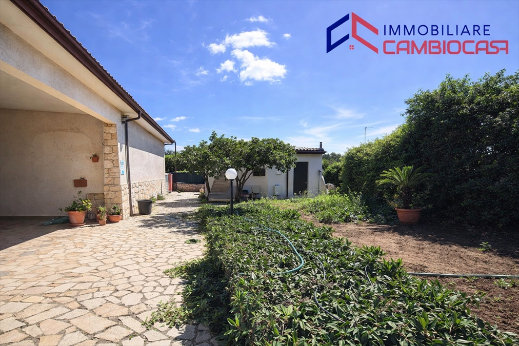 Villa con giardino in via canarini 2, Leporano