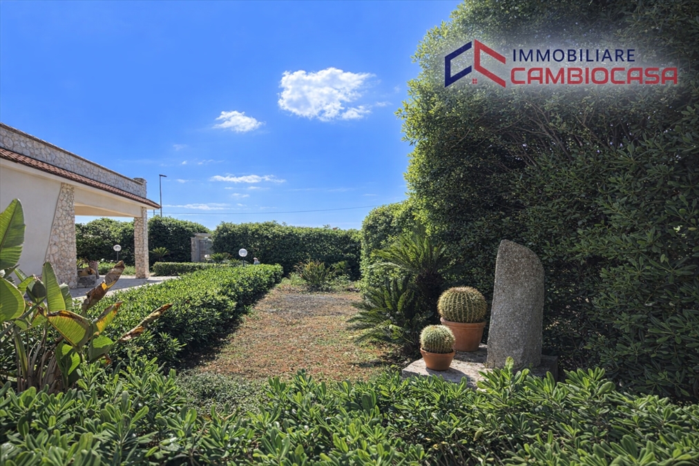 Villa con giardino in via canarini 2, Leporano
