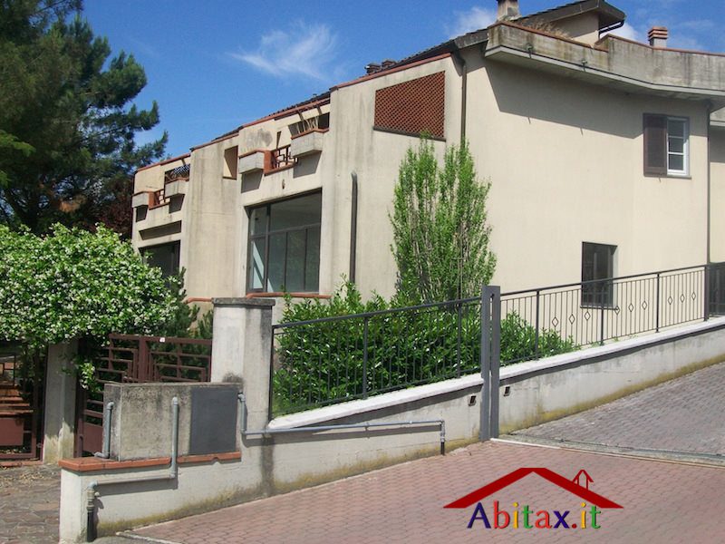 Locale commerciale in affitto a Cavriglia