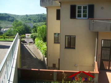 Locale commerciale in vendita a Cavriglia