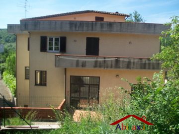 Locale commerciale in vendita a Cavriglia