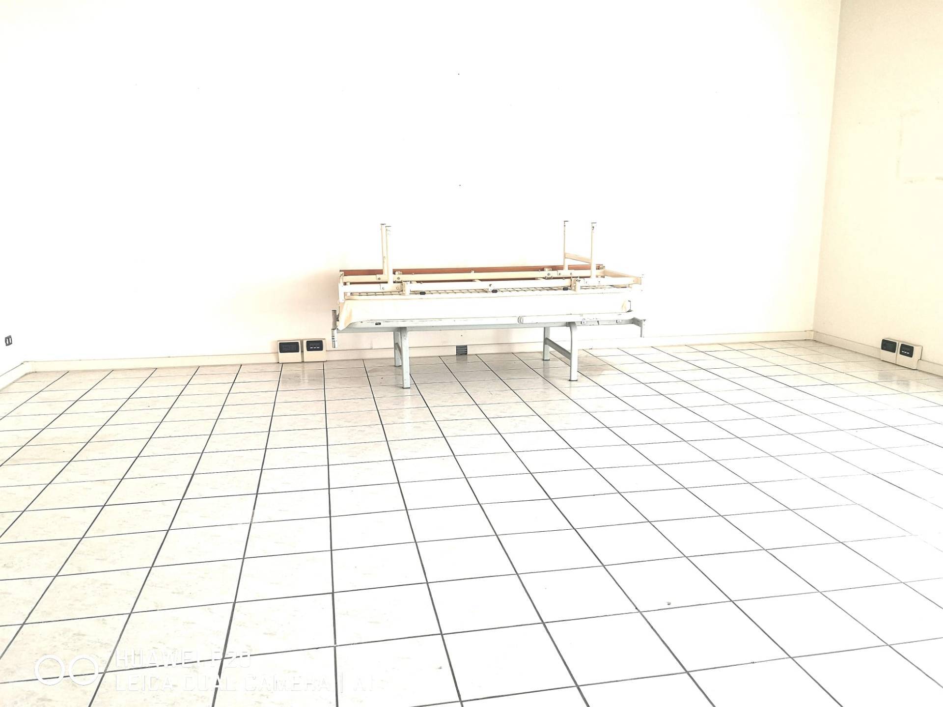 Locale commerciale in affitto a Fabriano, GIARDINI