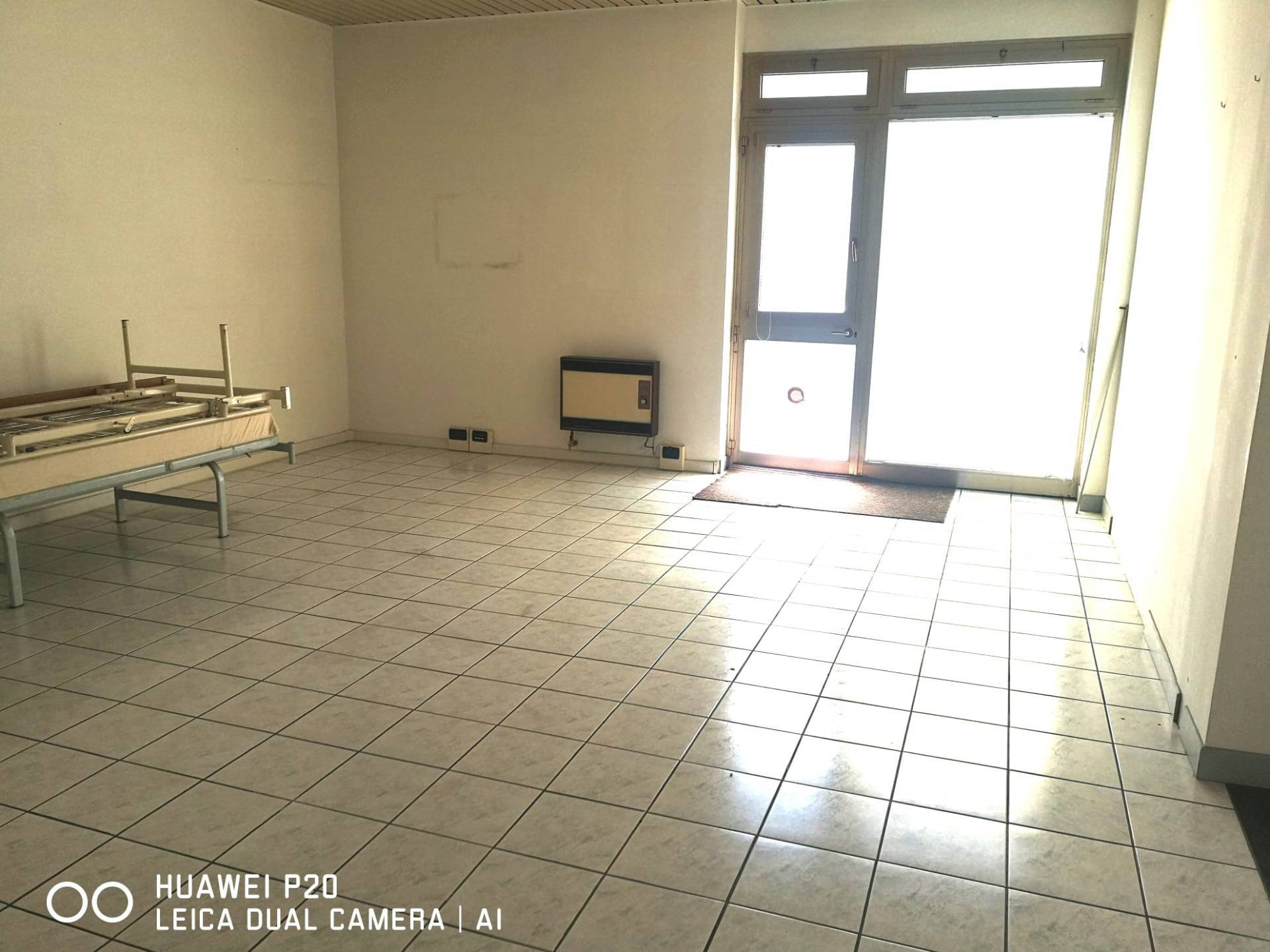 Locale commerciale in affitto a Fabriano, GIARDINI