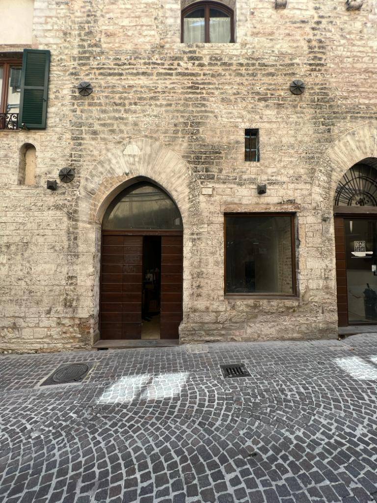 Locale commerciale in affitto a Fabriano, CENTRO STORICO