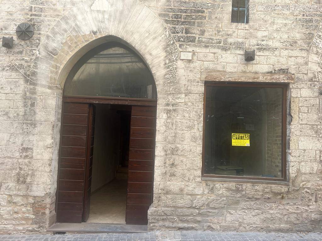 Locale commerciale in affitto a Fabriano, CENTRO STORICO