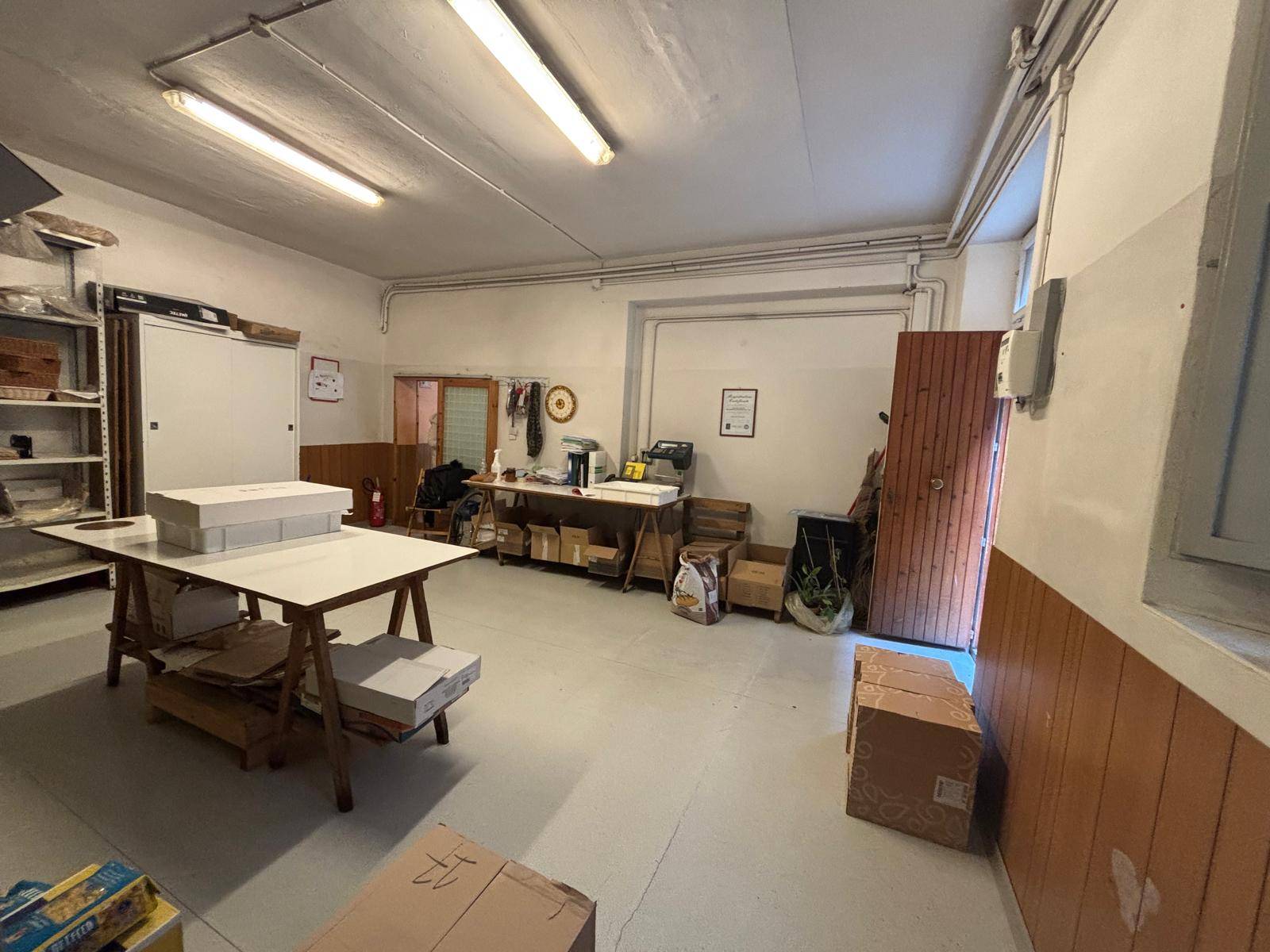 Locale commerciale in affitto a Fabriano, PIANO