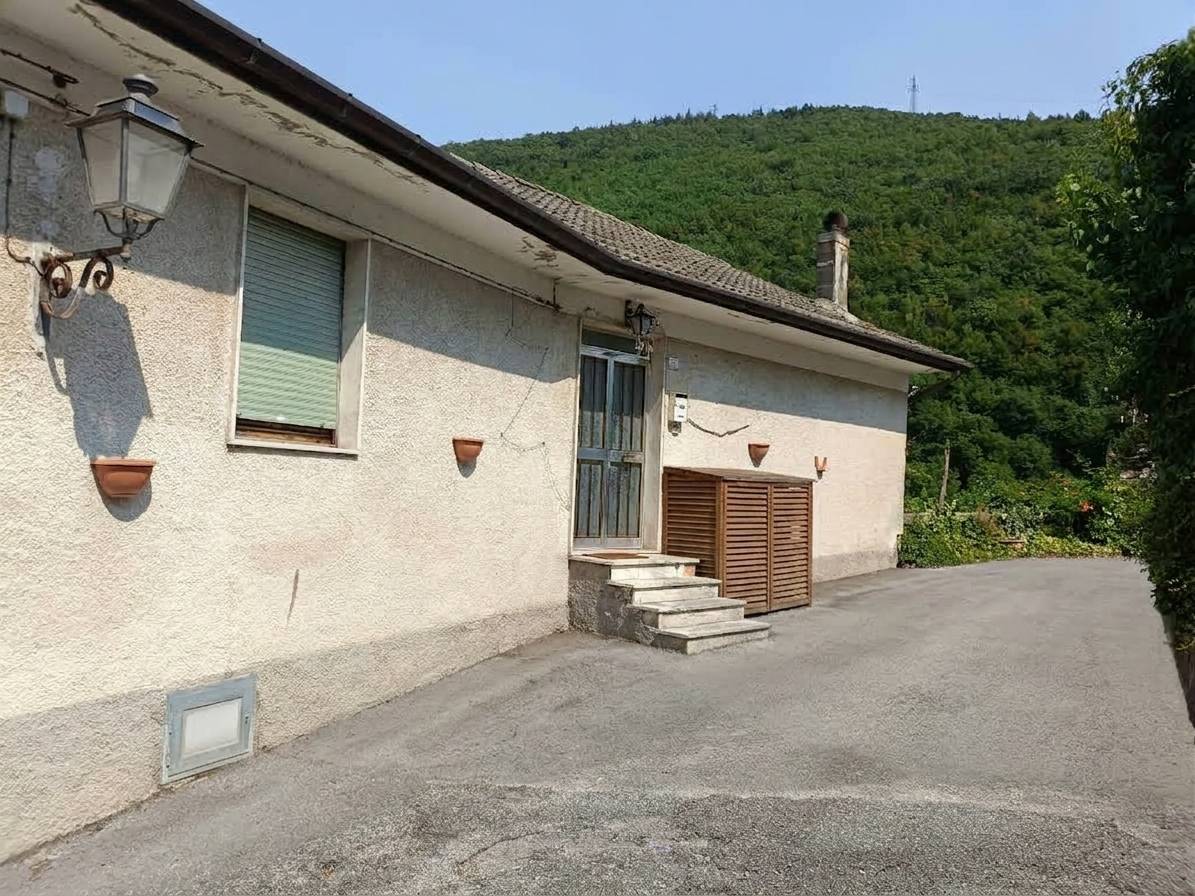 appartamento con ingresso indipendente in vendita a Fabriano, FRAZ. CANCELLI