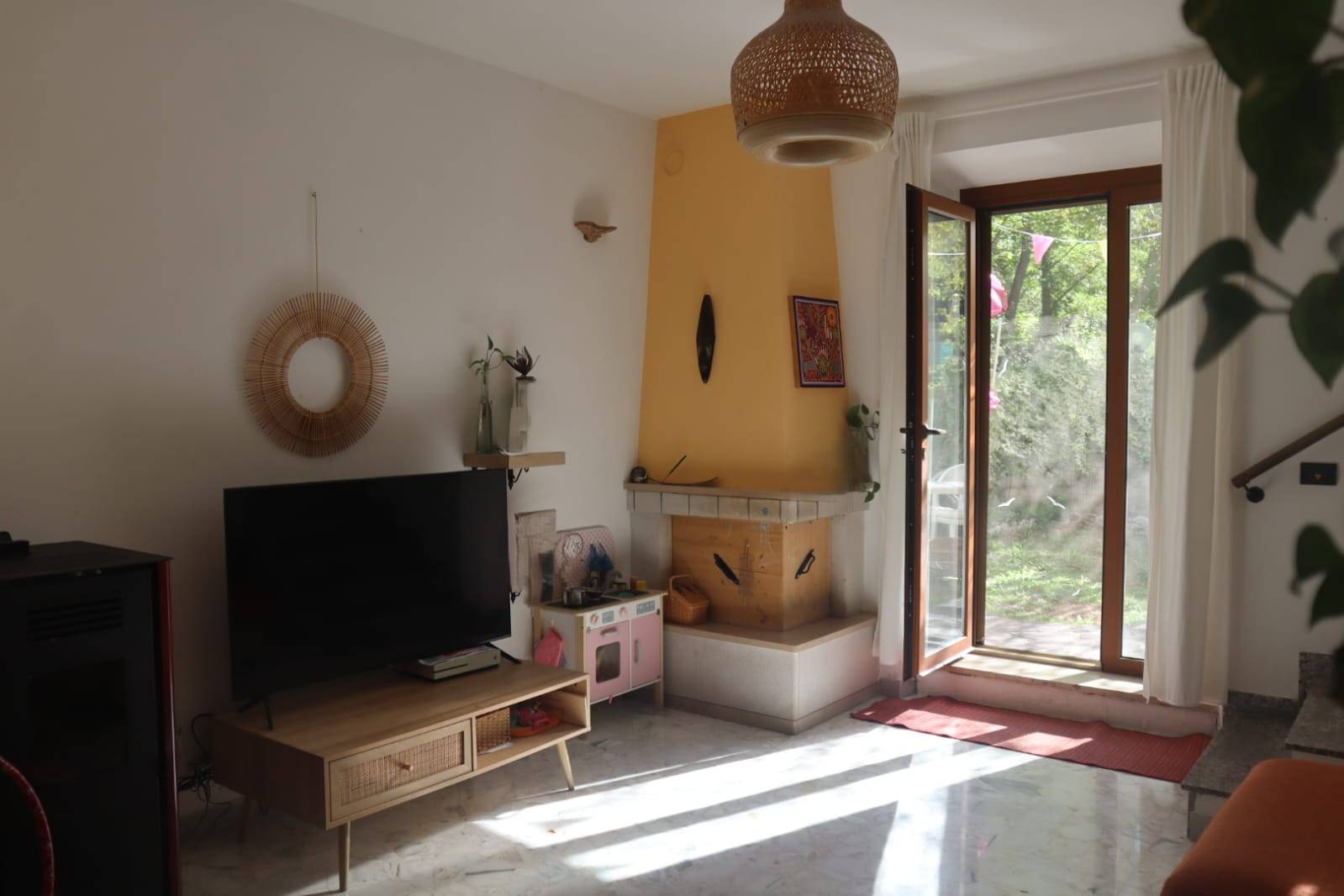 appartamento con ingresso indipendente in vendita a Fabriano, FRAZ.SERRADICA