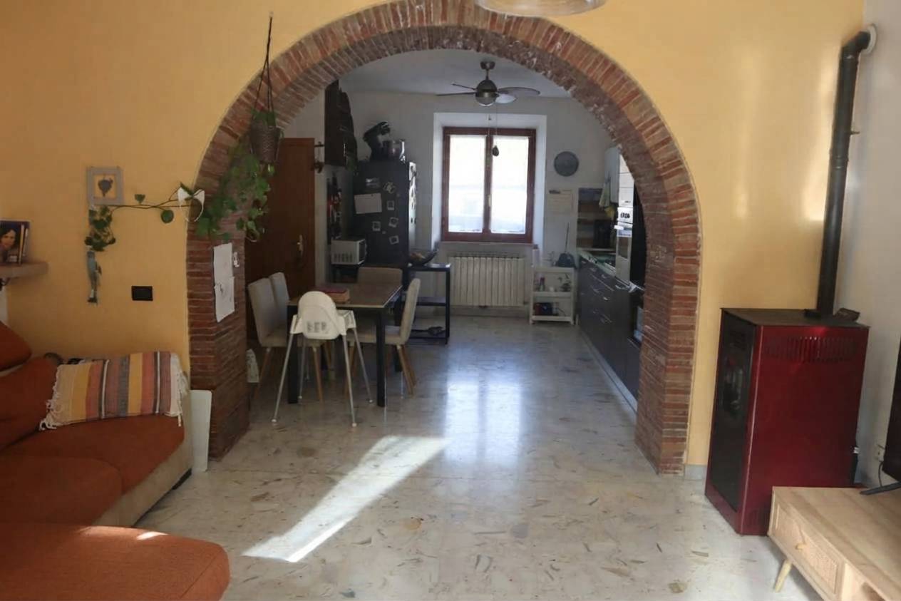 appartamento con ingresso indipendente in vendita a Fabriano, FRAZ.SERRADICA