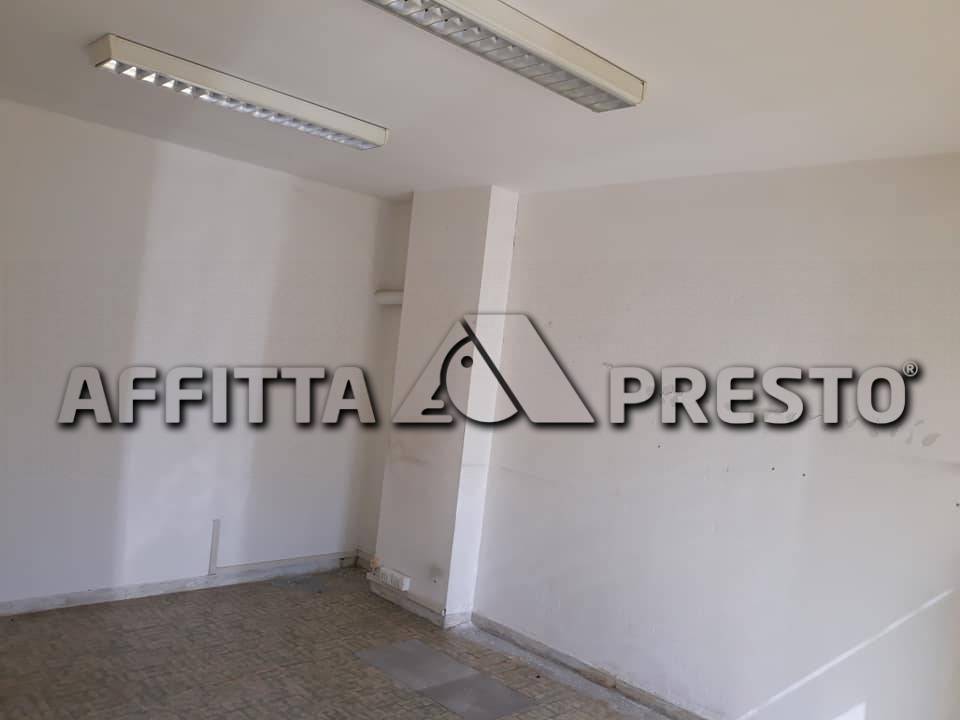 Fondo Commerciale in affitto a Forl