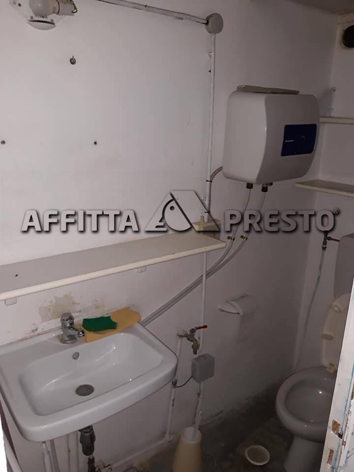 Fondo Commerciale in affitto a Forl