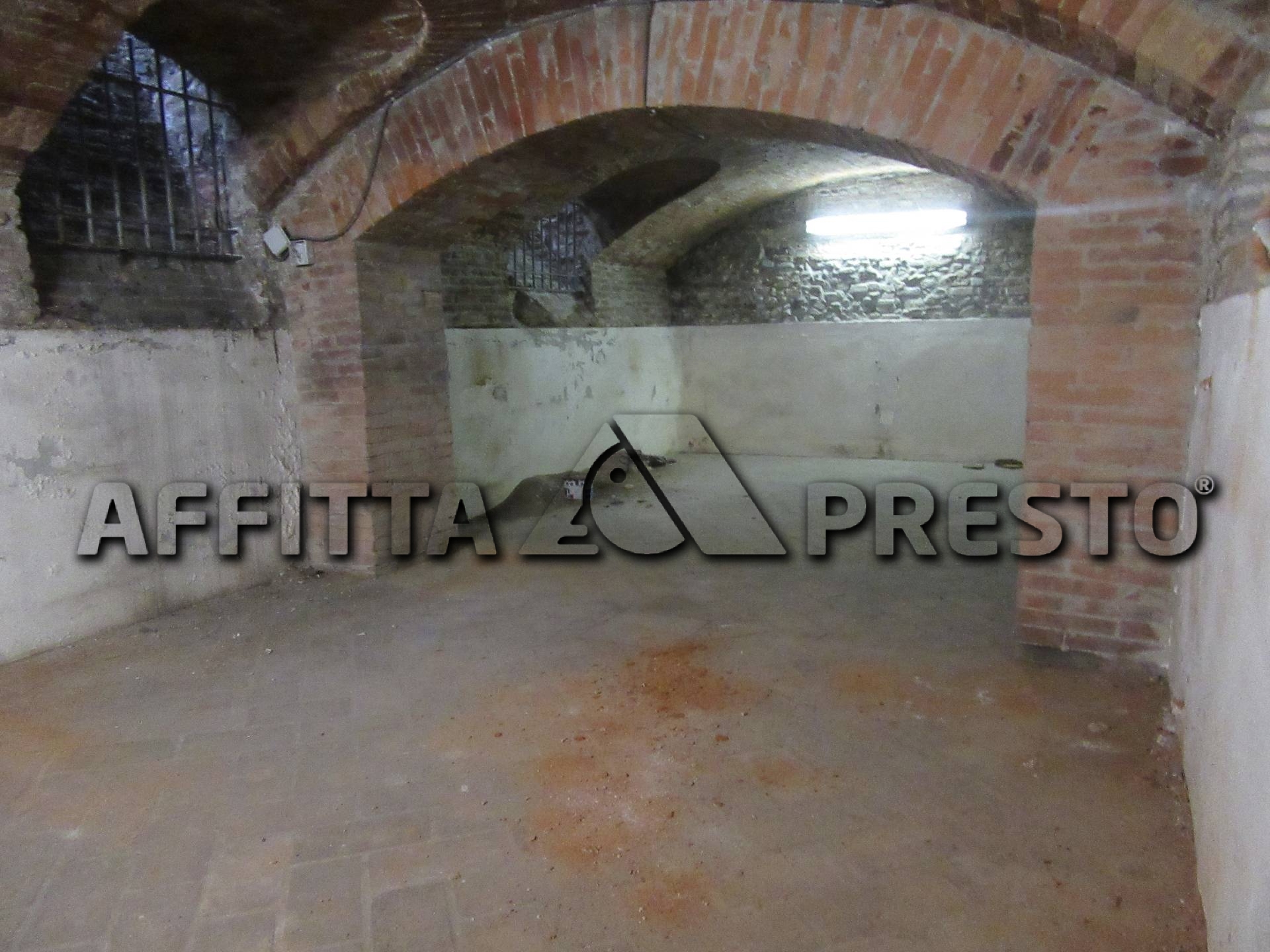 Fondo Commerciale in affitto a Forl