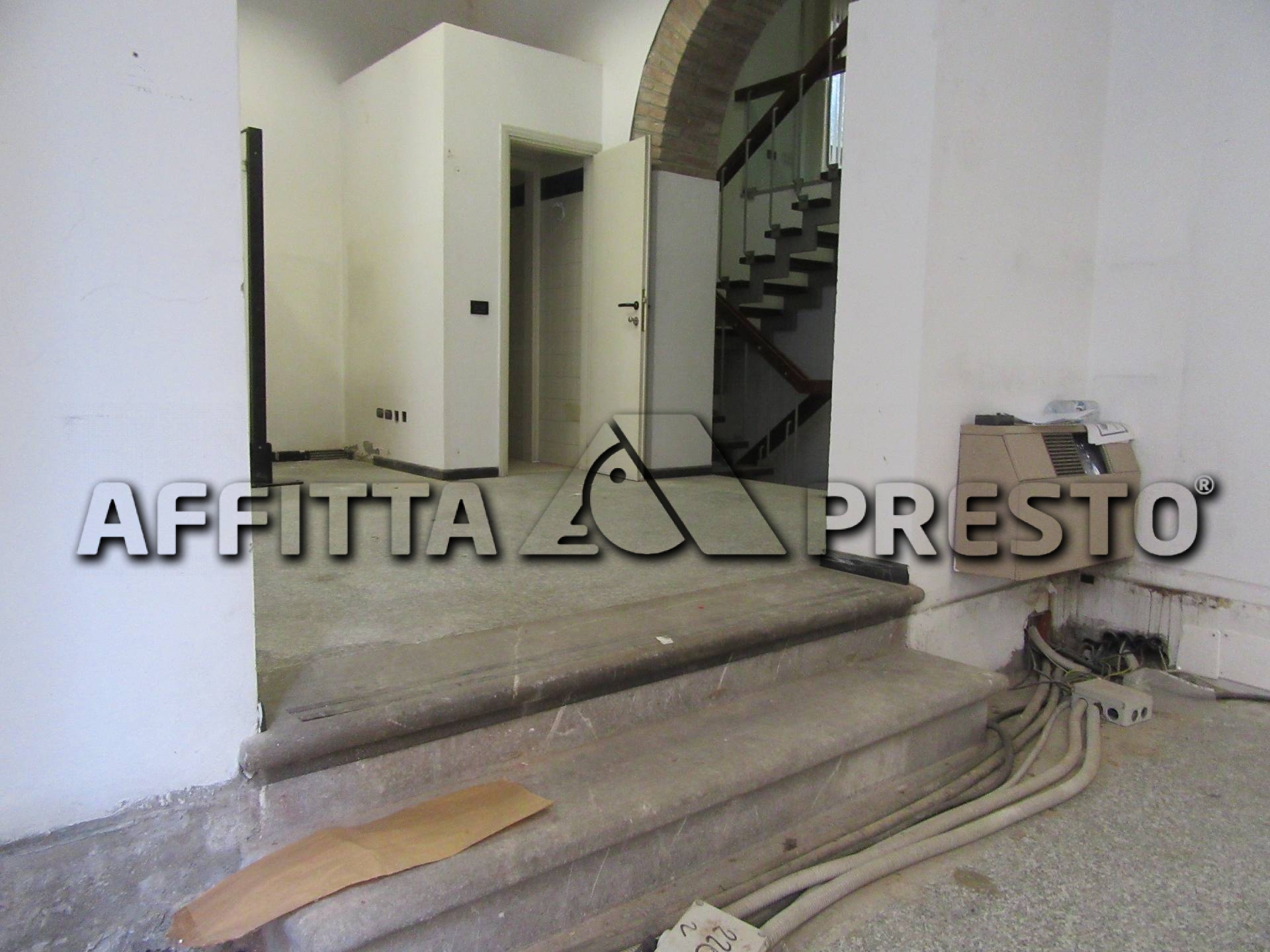 Fondo Commerciale in affitto a Forl