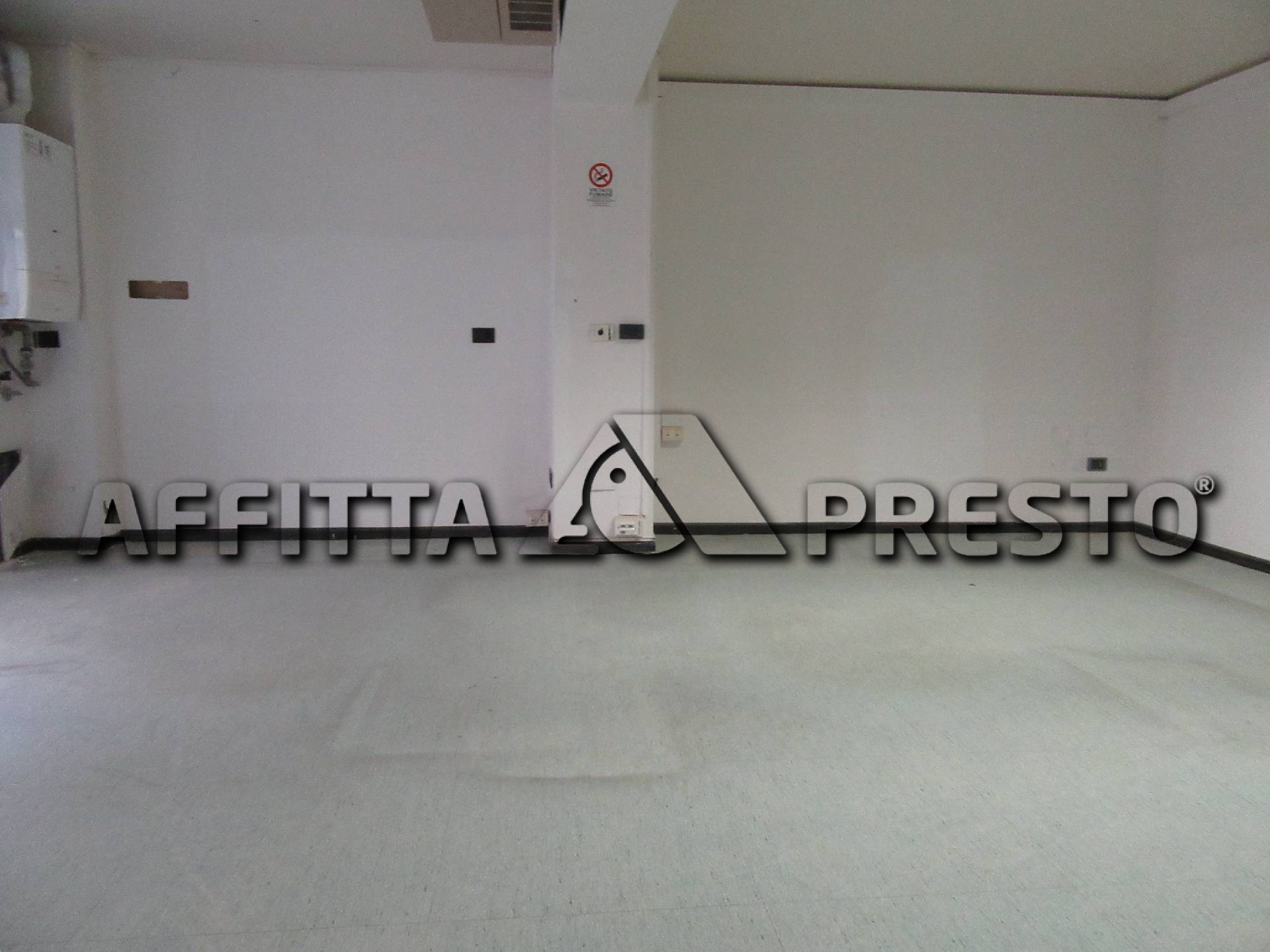 Fondo Commerciale in affitto a Forl