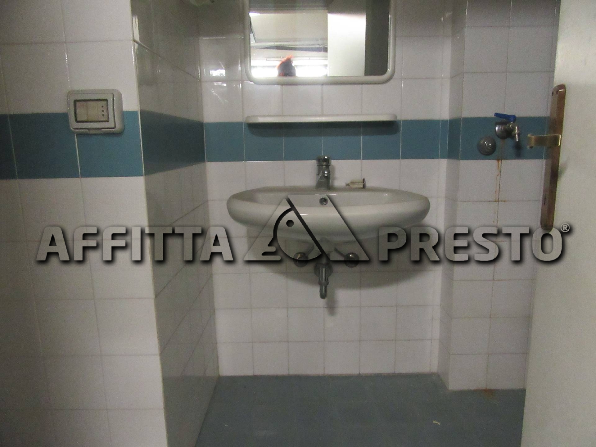 Fondo Commerciale in affitto a Forl