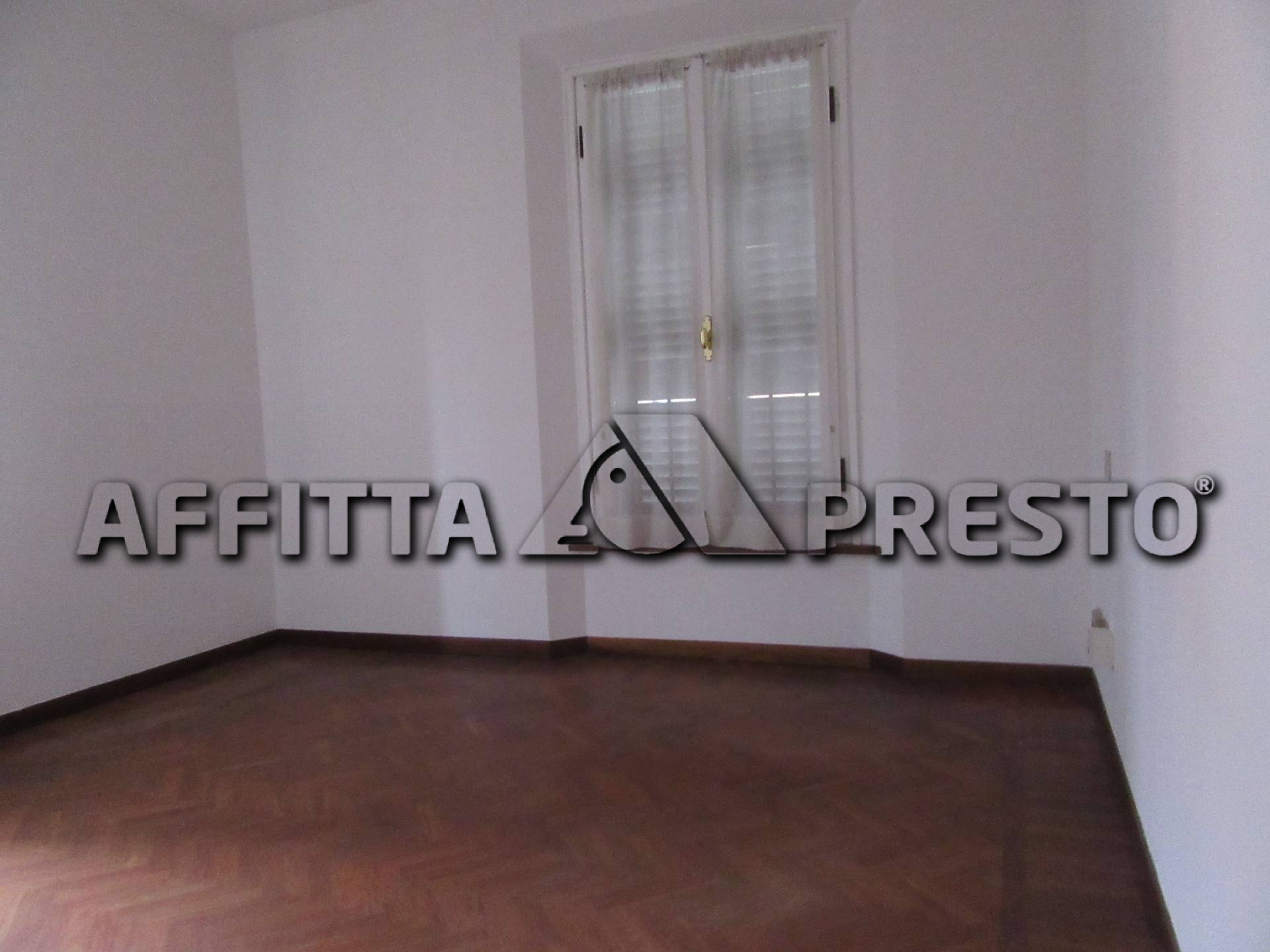 Fondo Commerciale in affitto a Forl