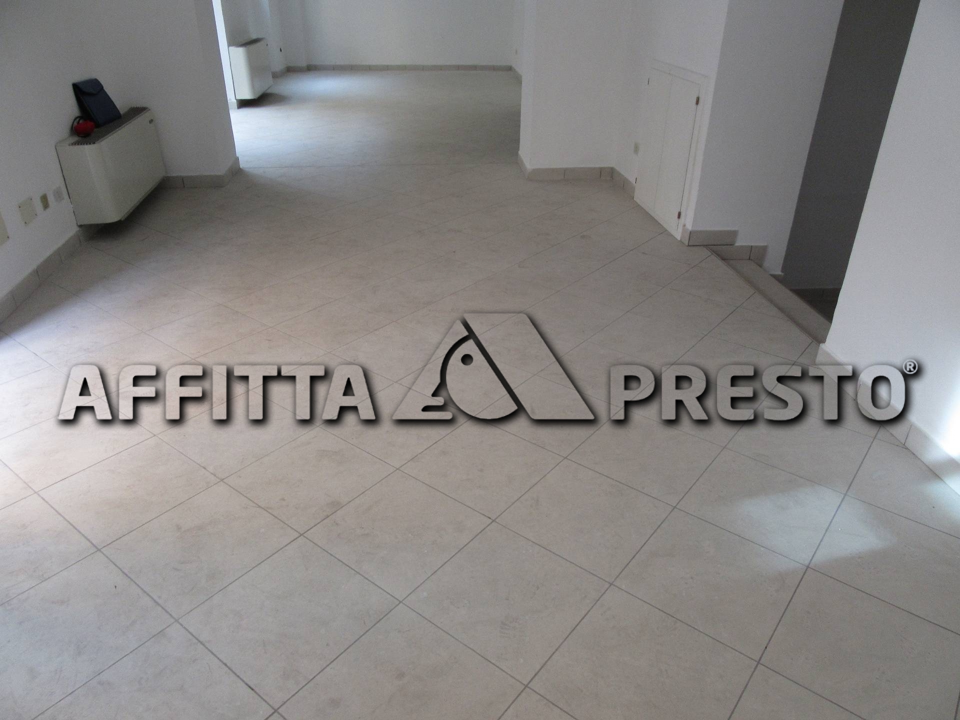 Negozio in affitto a Forl