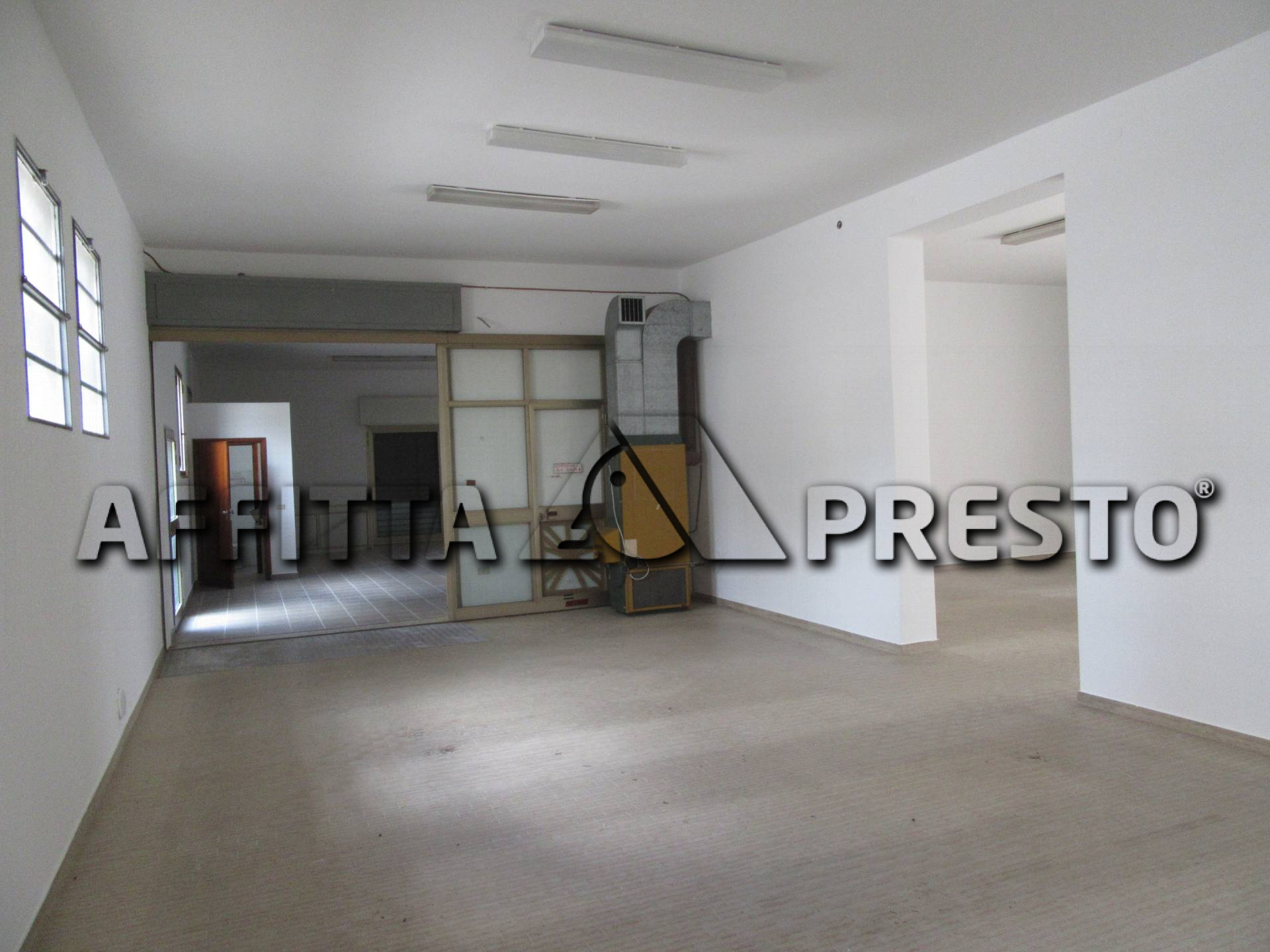 Fondo Commerciale in affitto a Forl