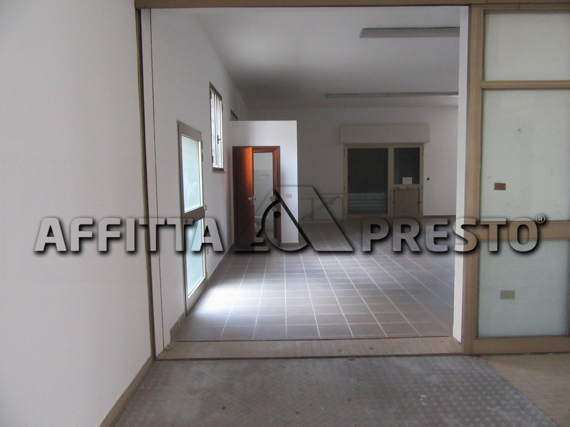 Fondo Commerciale in affitto a Forl