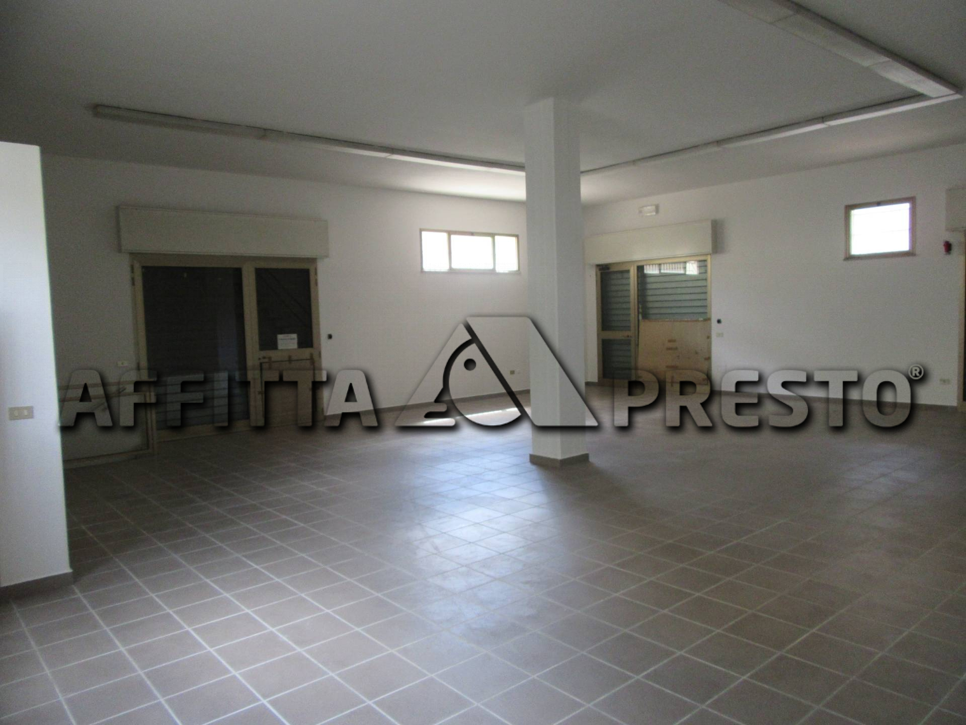 Fondo Commerciale in affitto a Forl