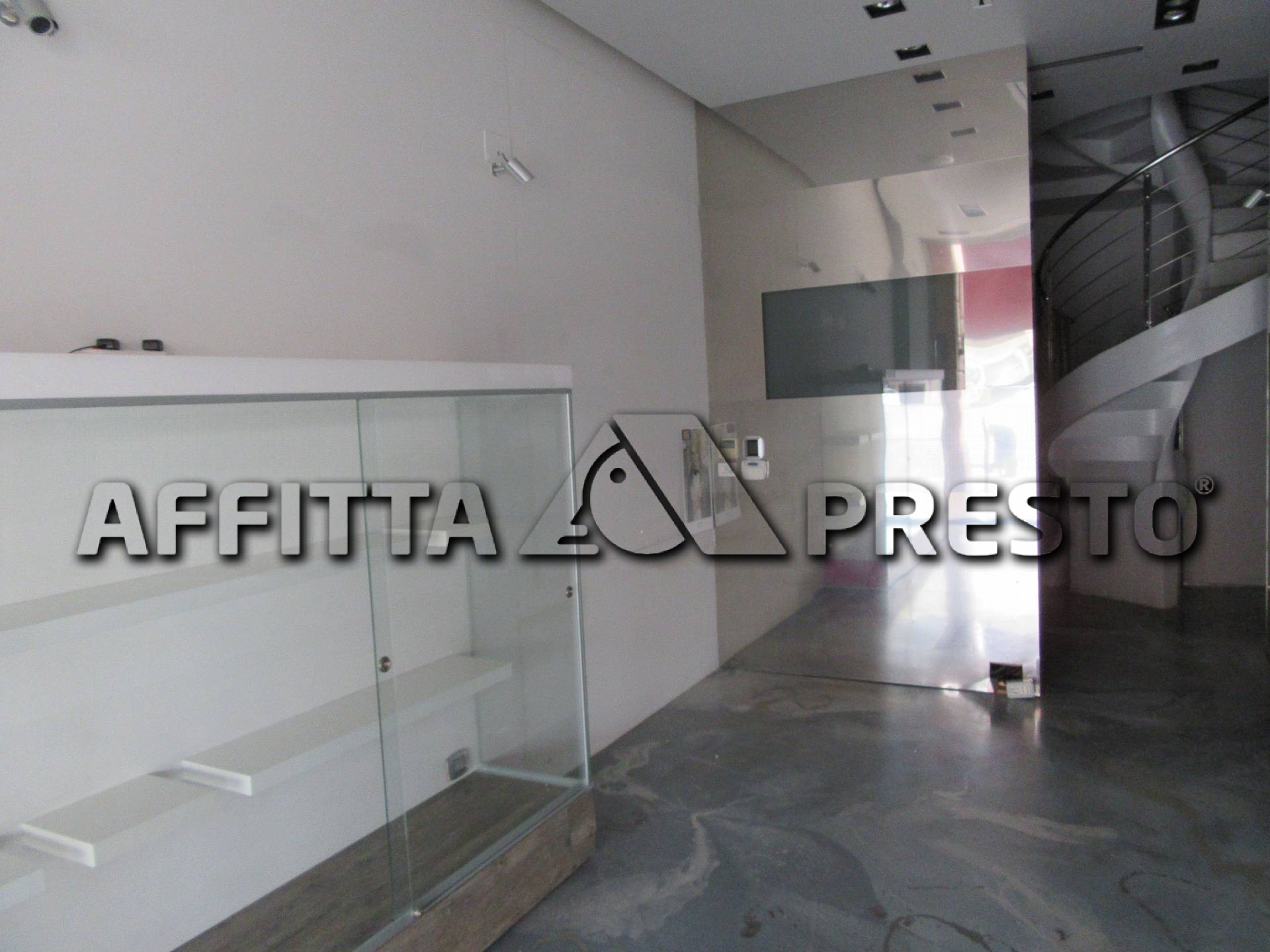 Negozio in affitto a Forl