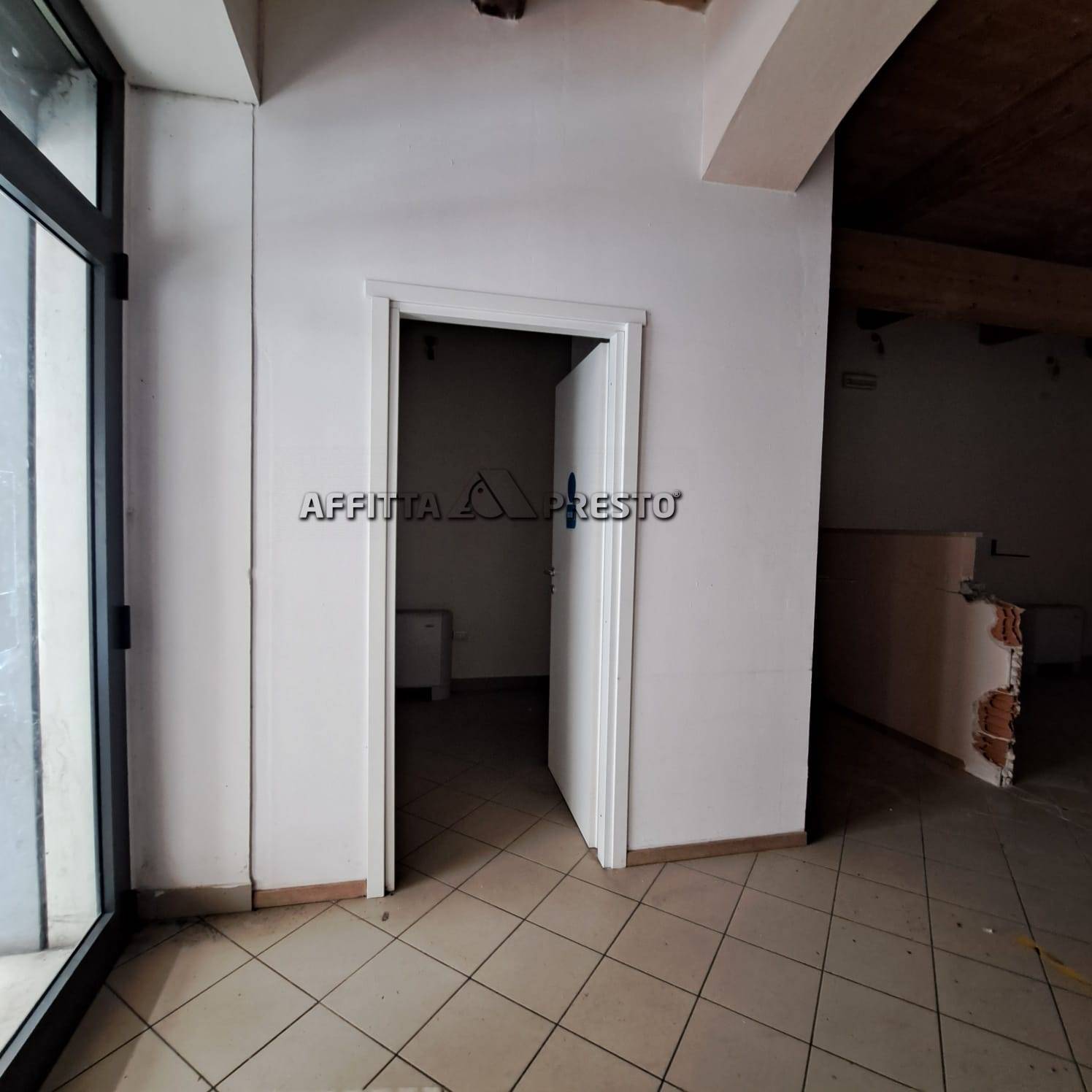 Fondo Commerciale in affitto a Meldola, Meldola