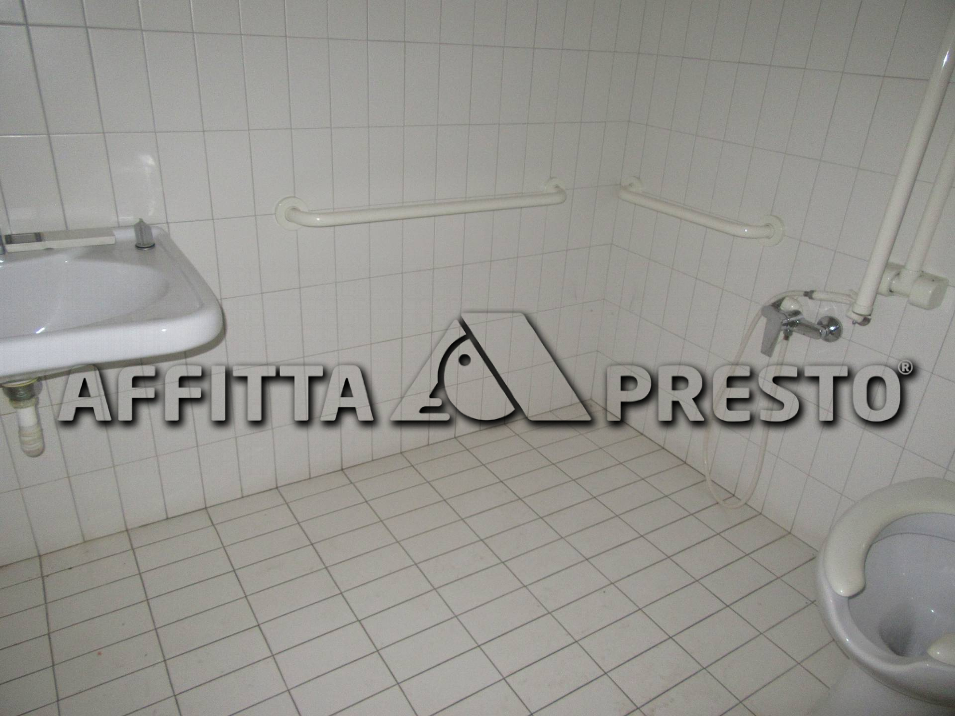 Fondo Commerciale in affitto a Forl