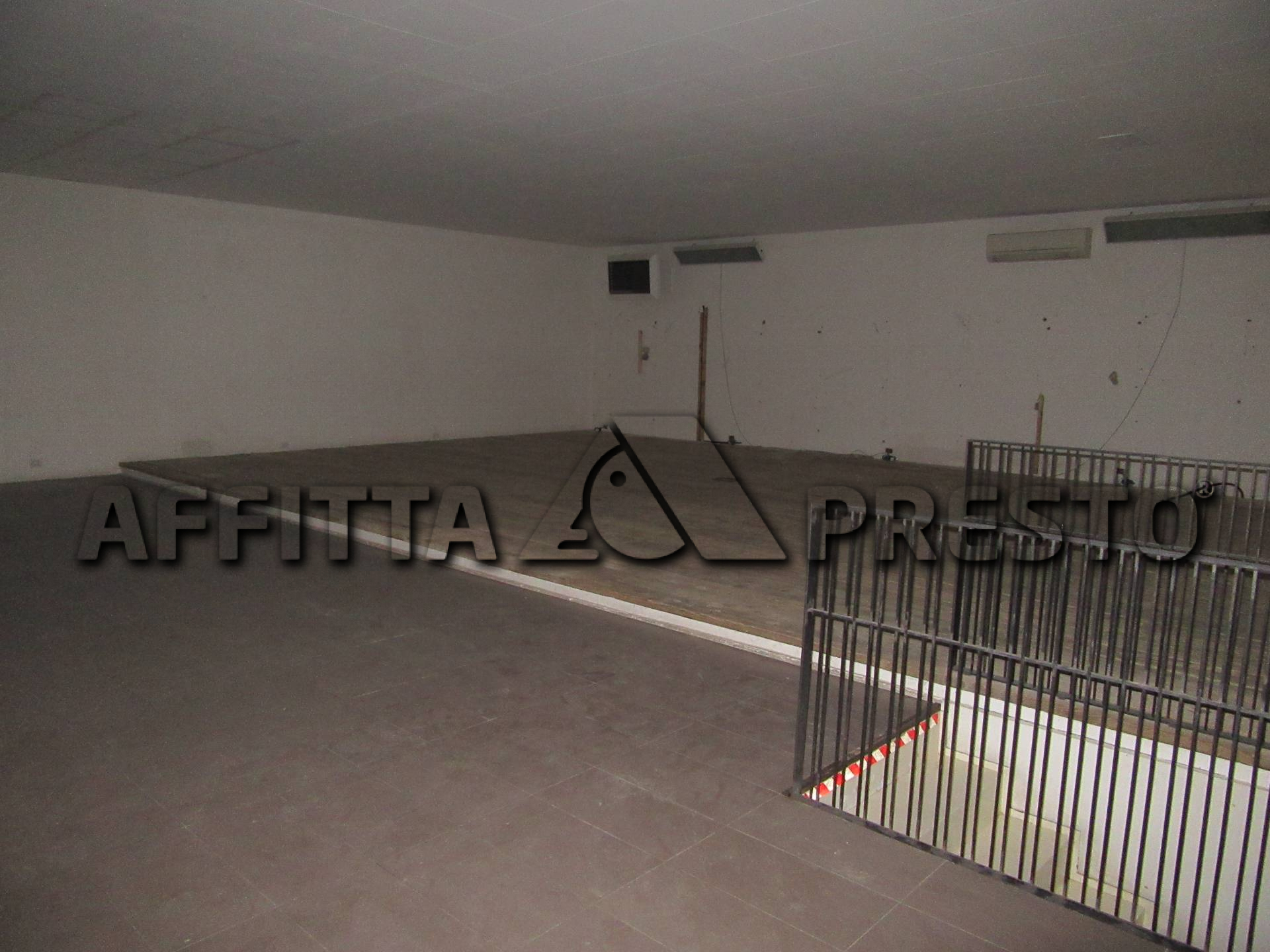 Fondo Commerciale in affitto a Forl