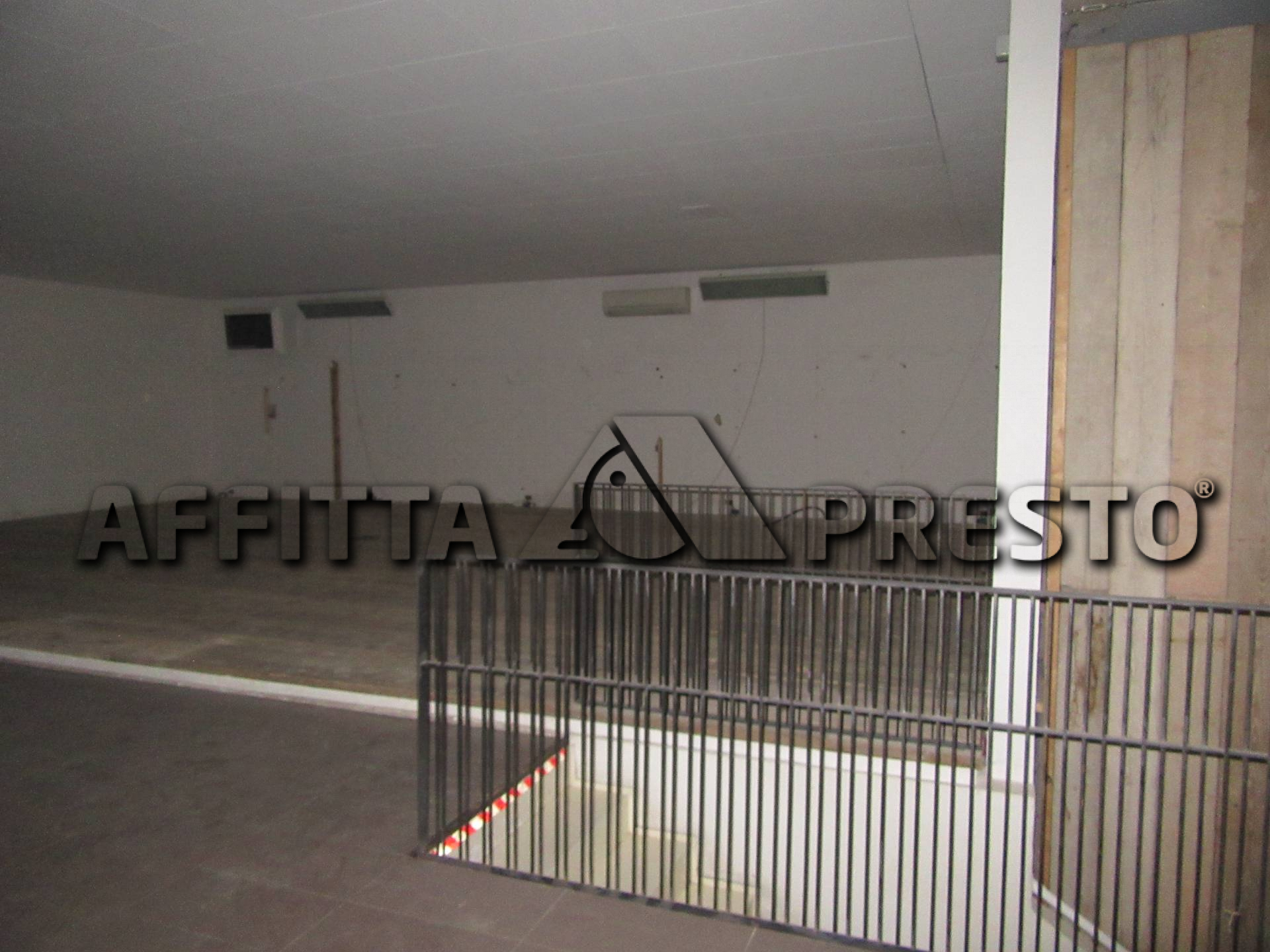 Fondo Commerciale in affitto a Forl