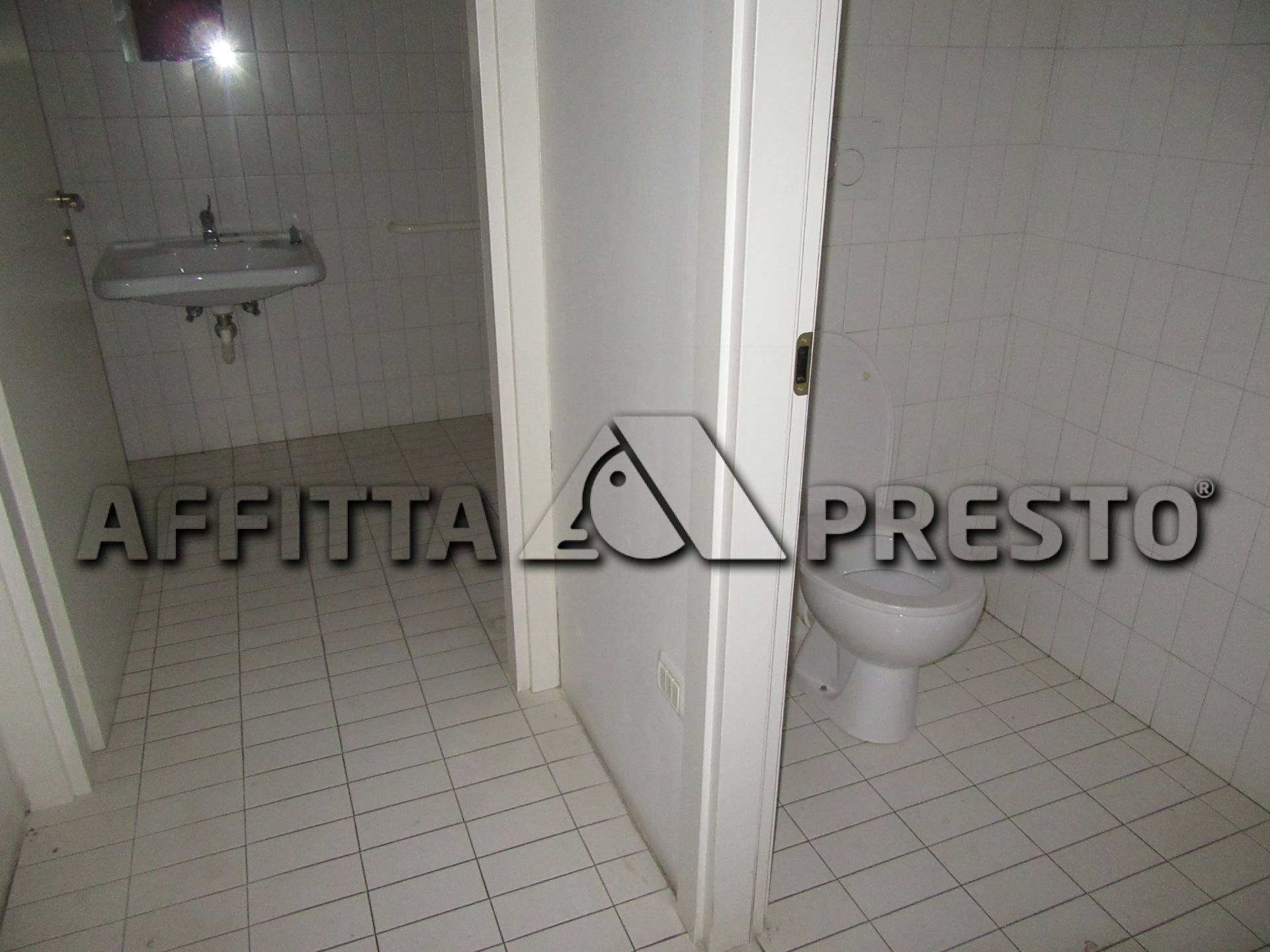 Fondo Commerciale in affitto a Forl