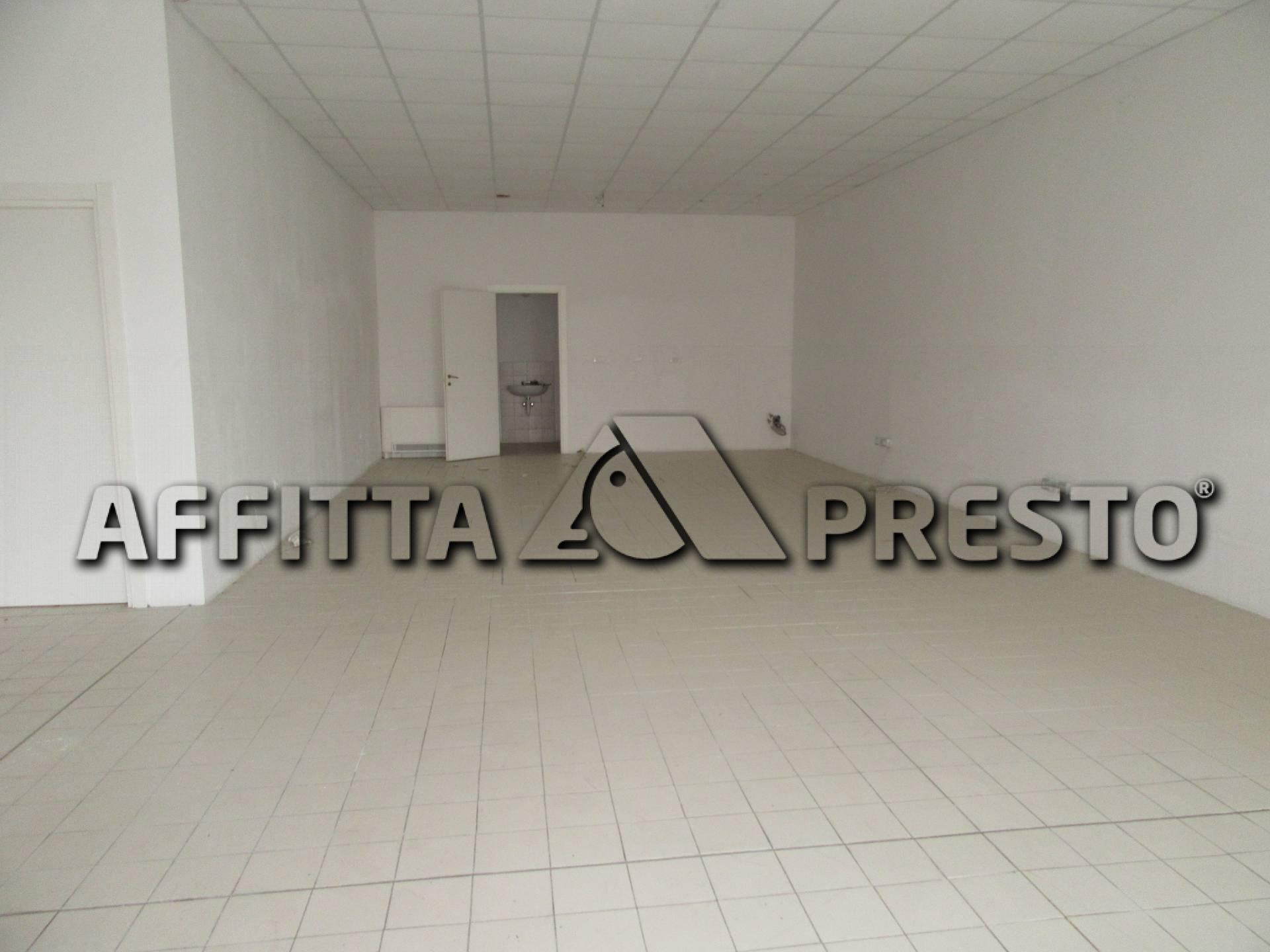 Fondo Commerciale in affitto a Forl