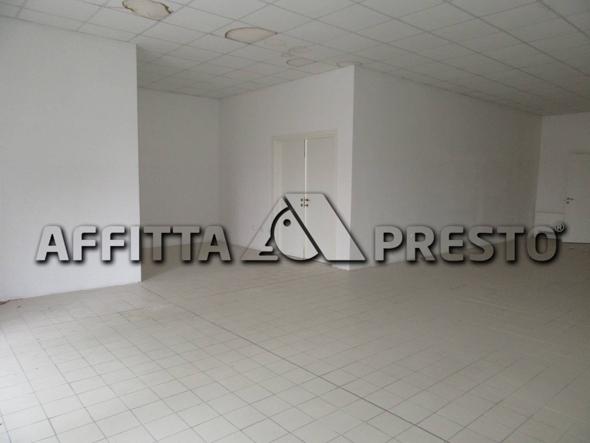 Fondo Commerciale in affitto a Forl