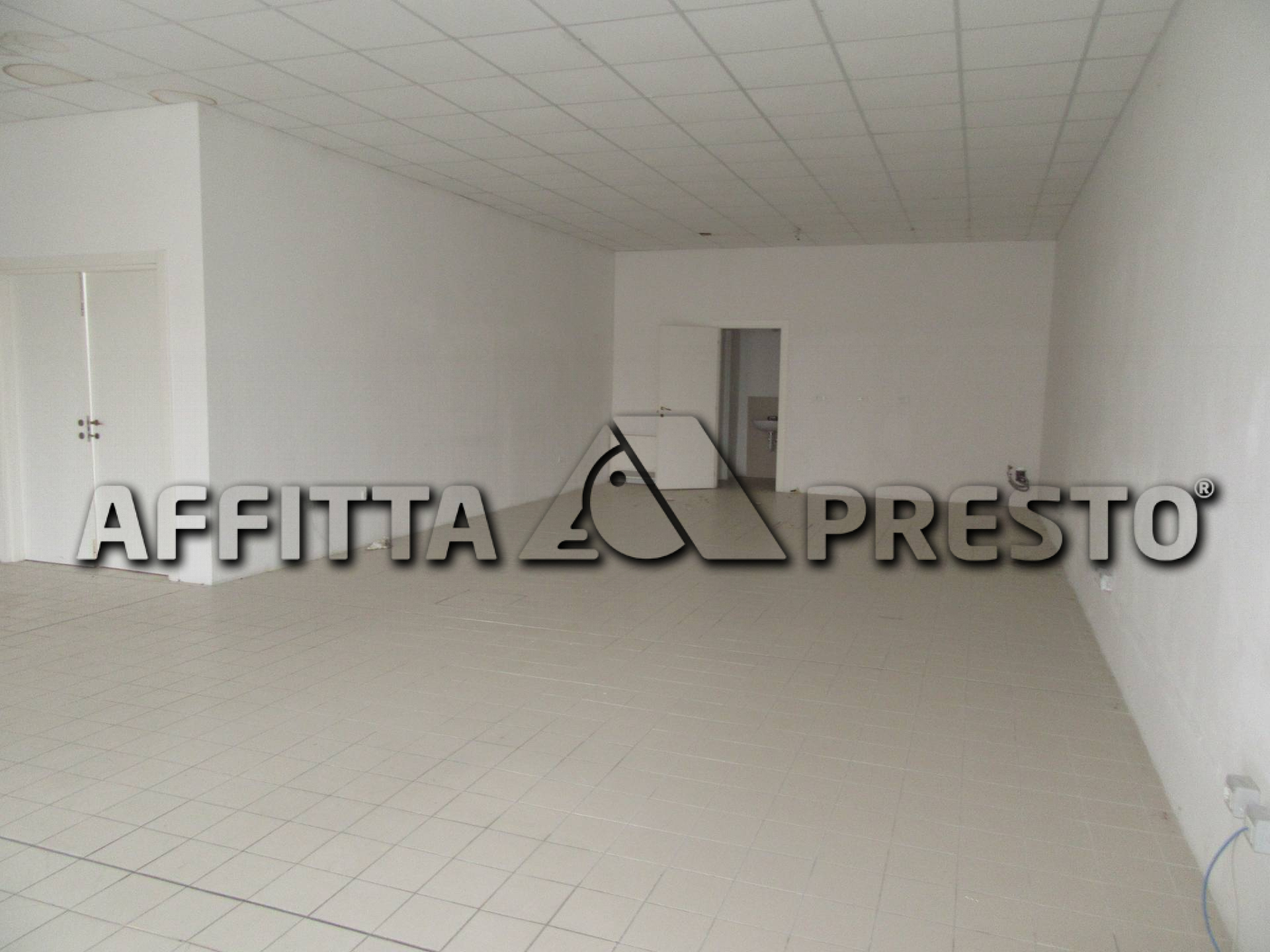 Fondo Commerciale in affitto a Forl