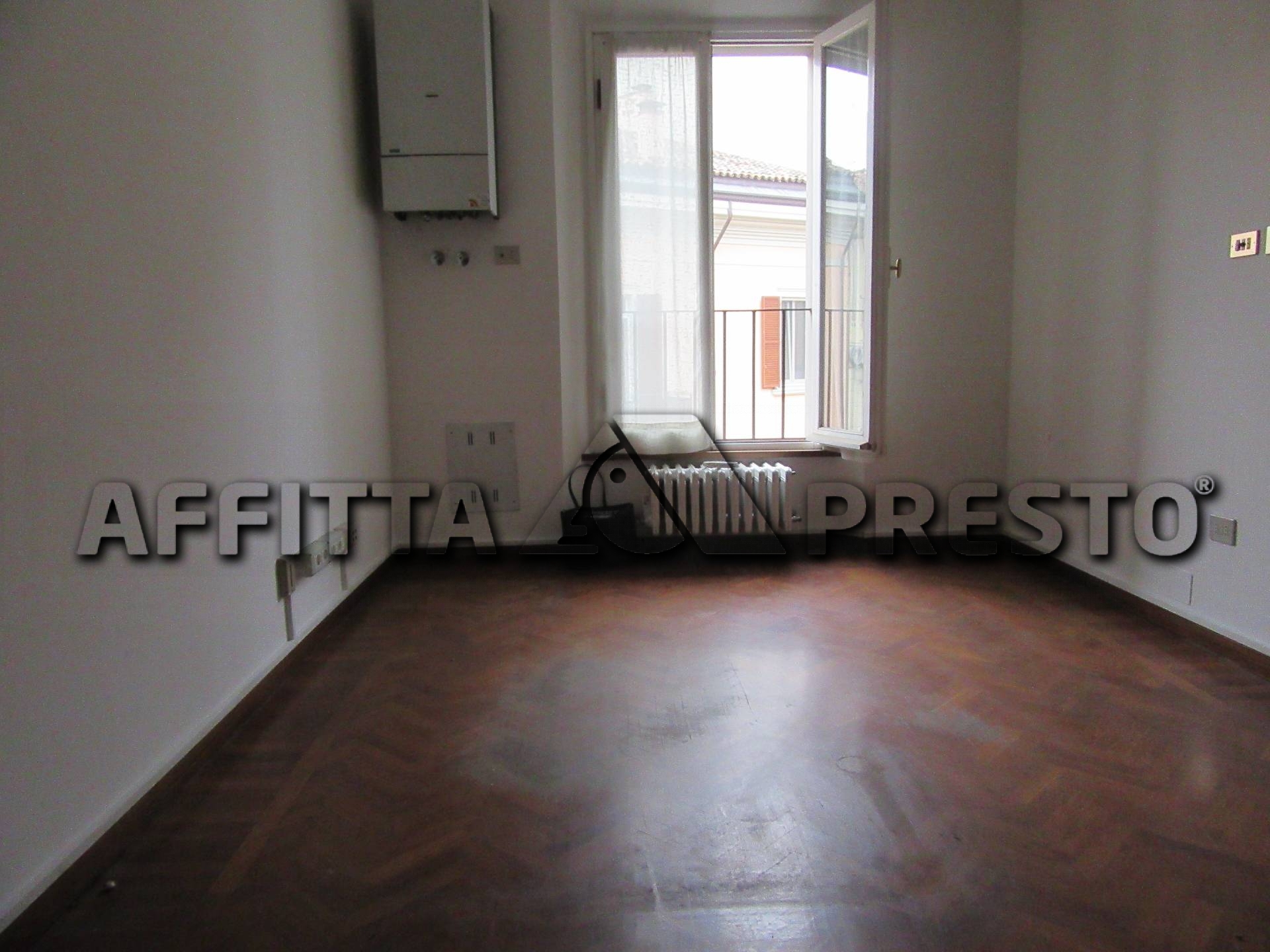 Fondo Commerciale in affitto a Forl