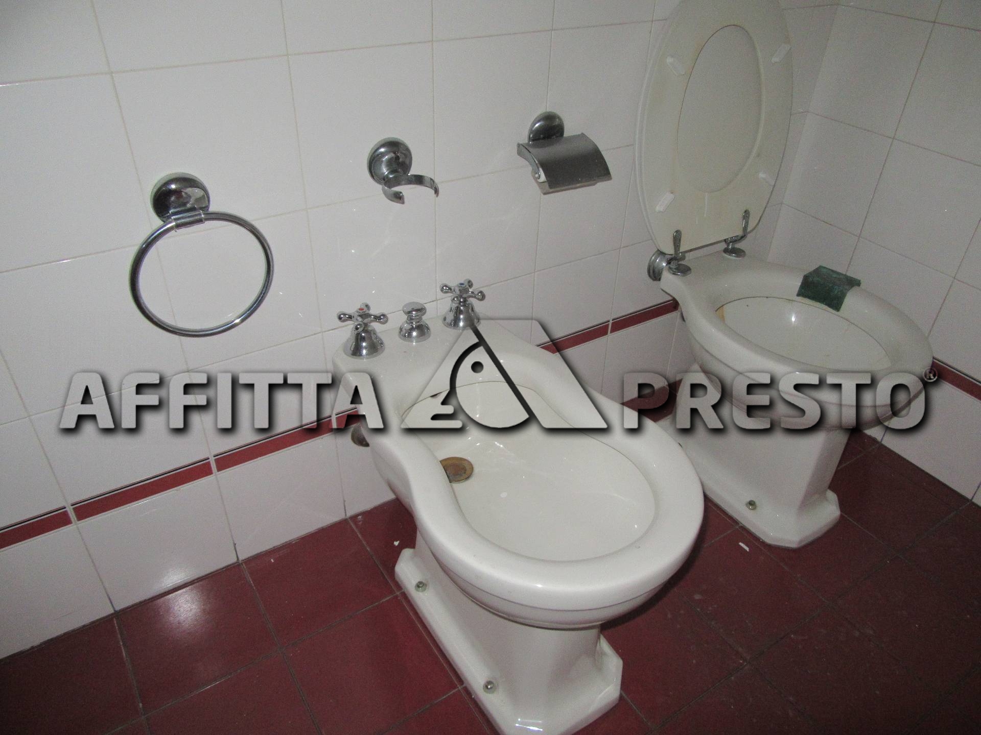 Fondo Commerciale in affitto a Forl